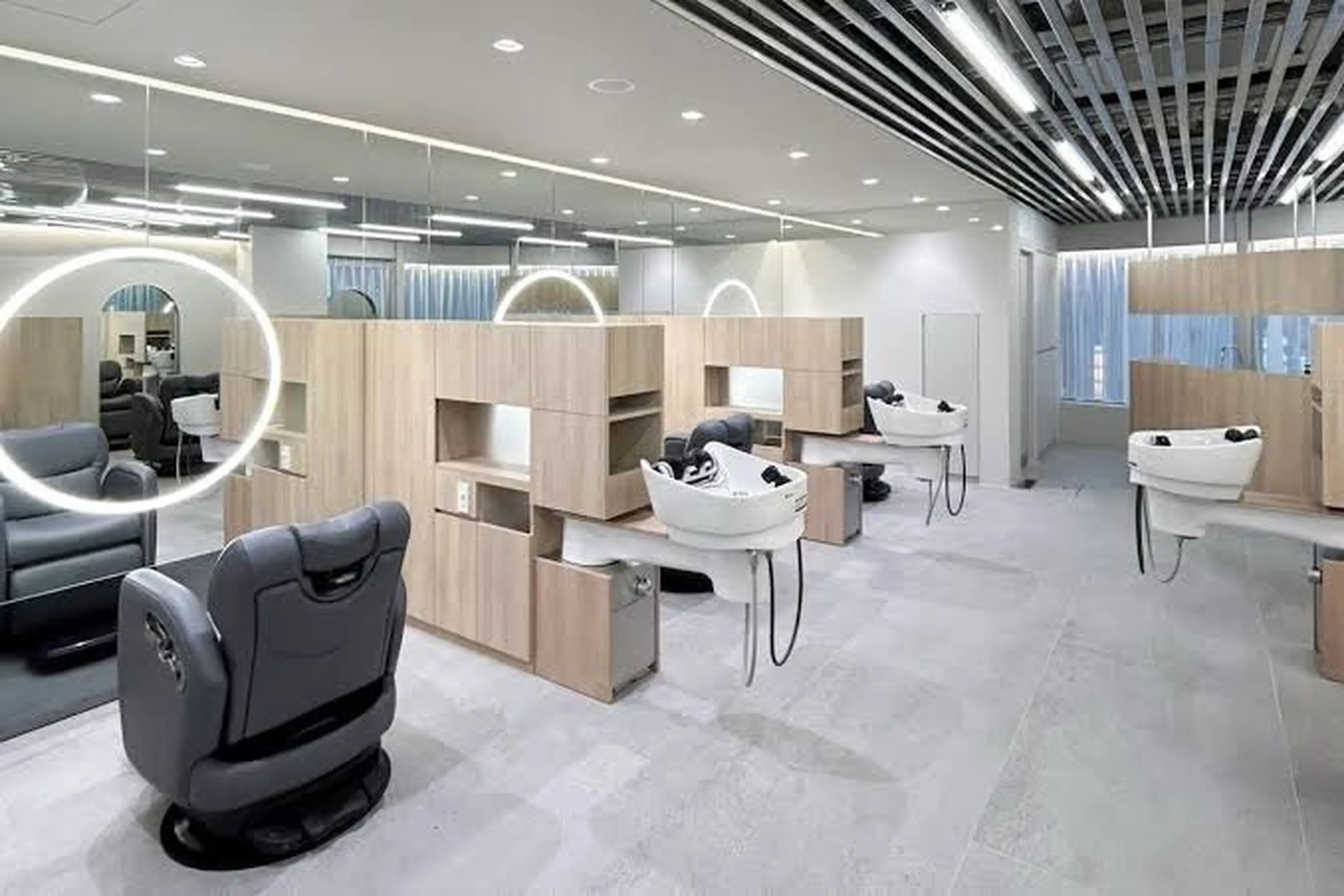 THINK SHOP 神戸三宮の内観・外観1