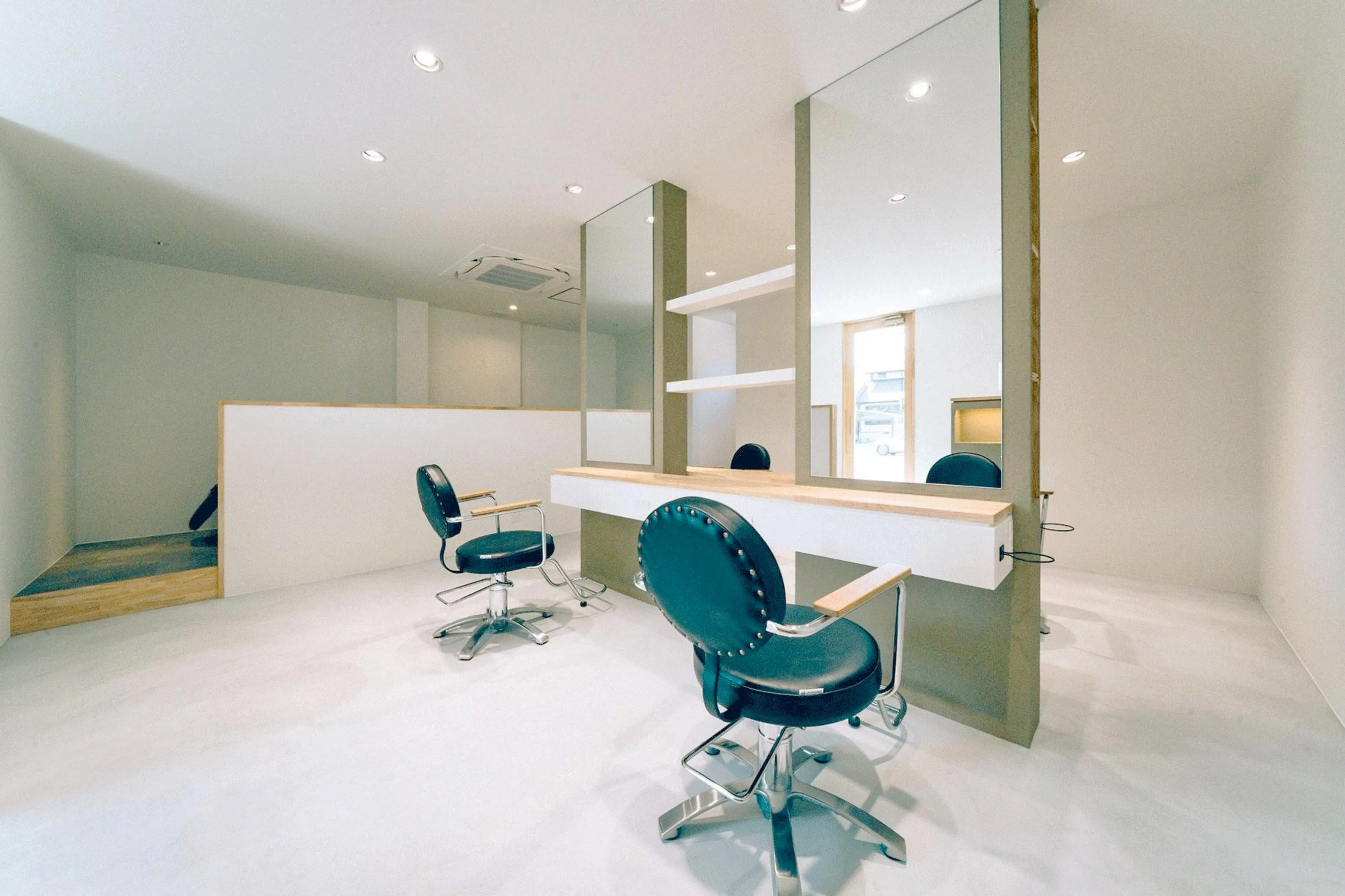 THREEの内観・外観2