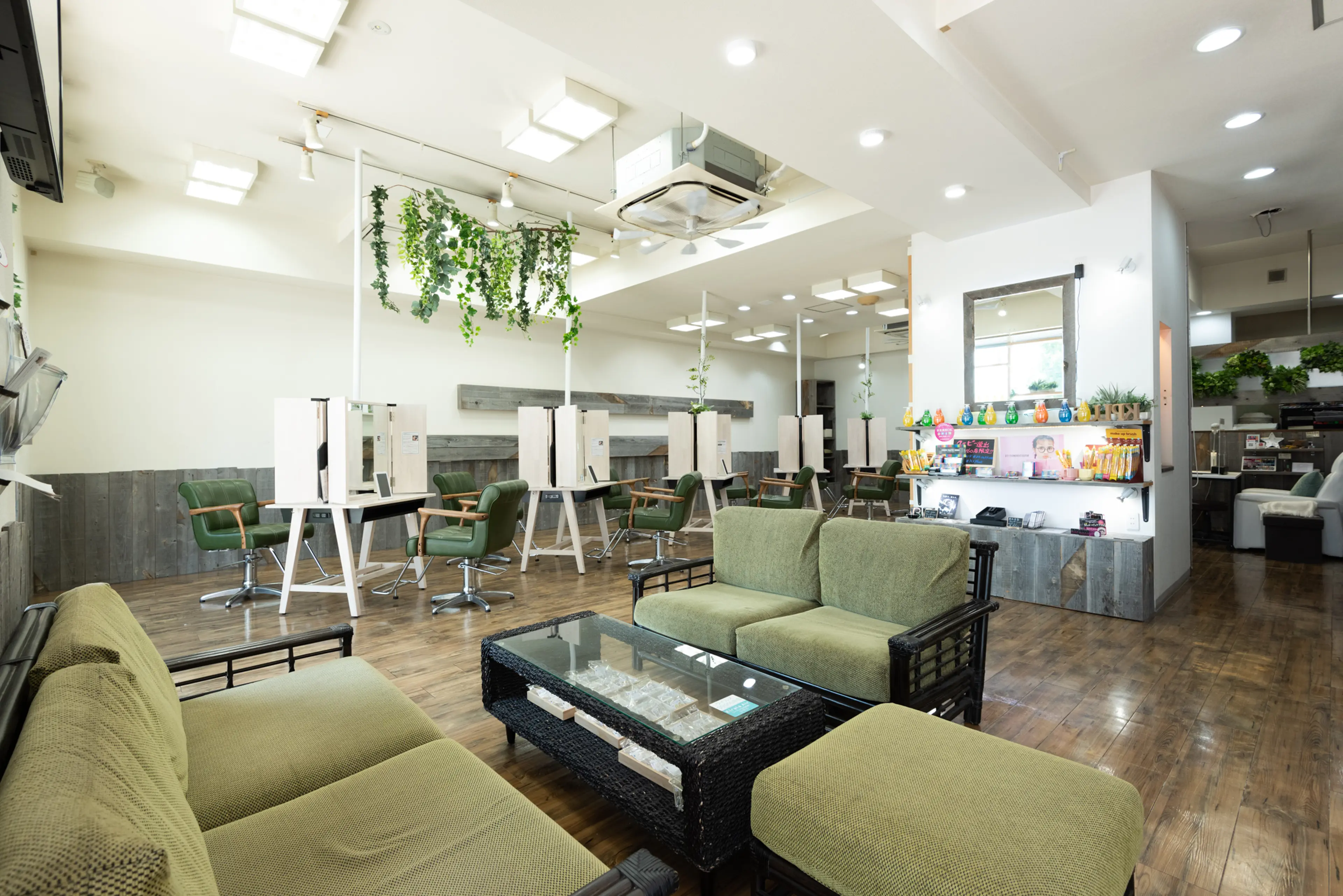 HAIR&MAKE K+Plusの内観・外観2