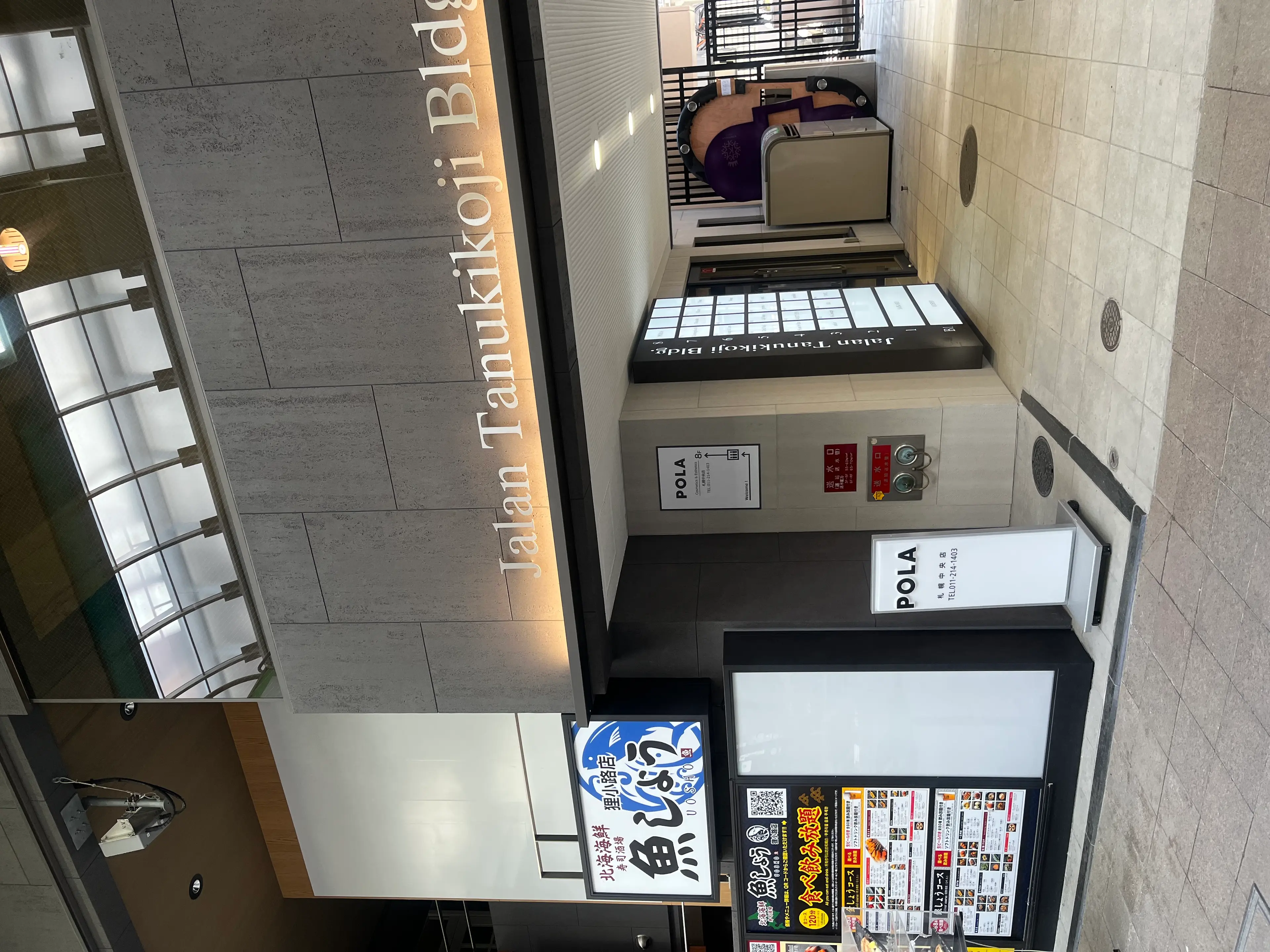 WHITE EYE札幌店の内観・外観1