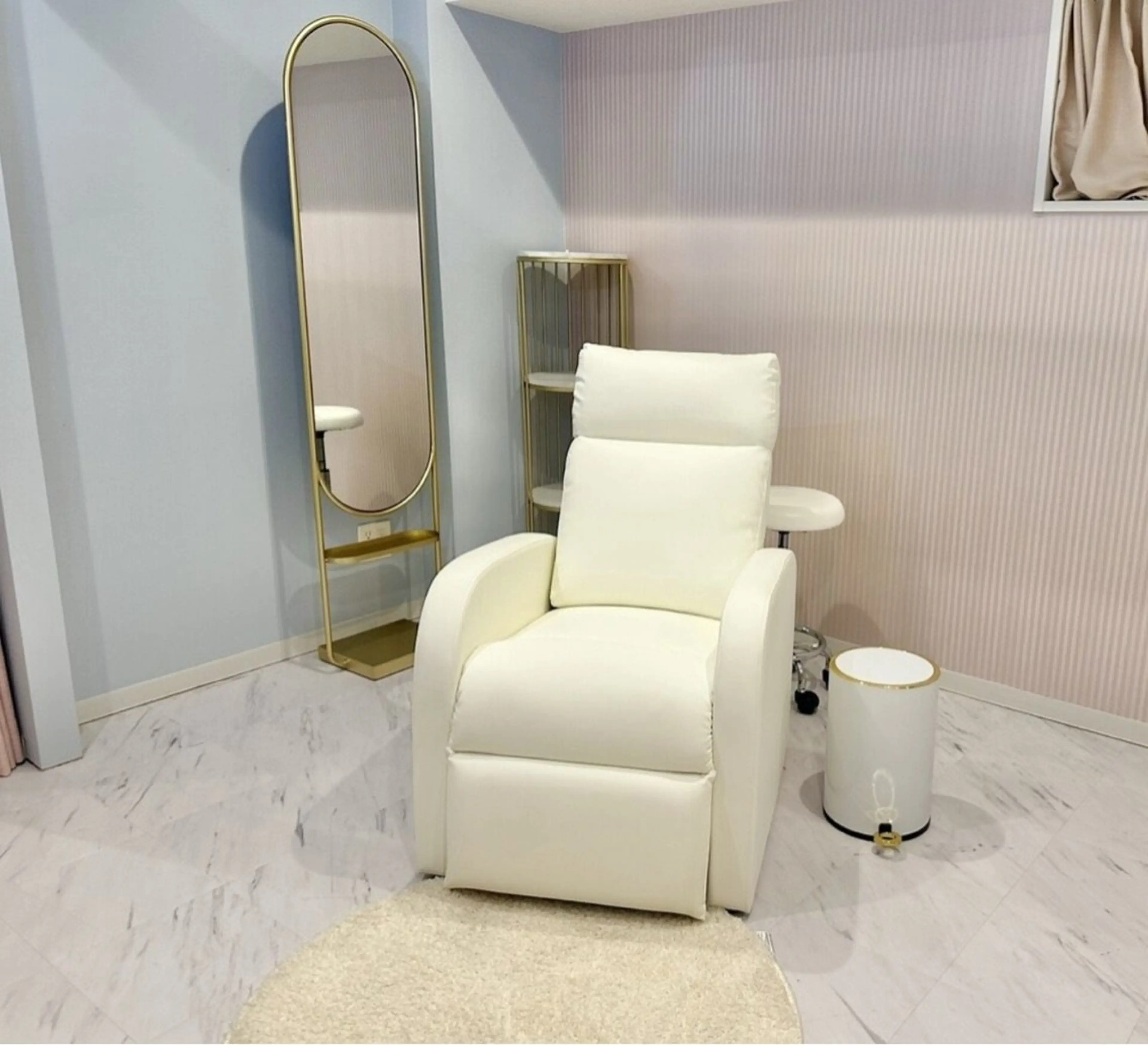 アイブロウサロン&α新宿西口店/眉毛専門店/眉毛サロン/眉毛ワックス/間引き/新宿駅/新宿区西新宿の内観・外観1