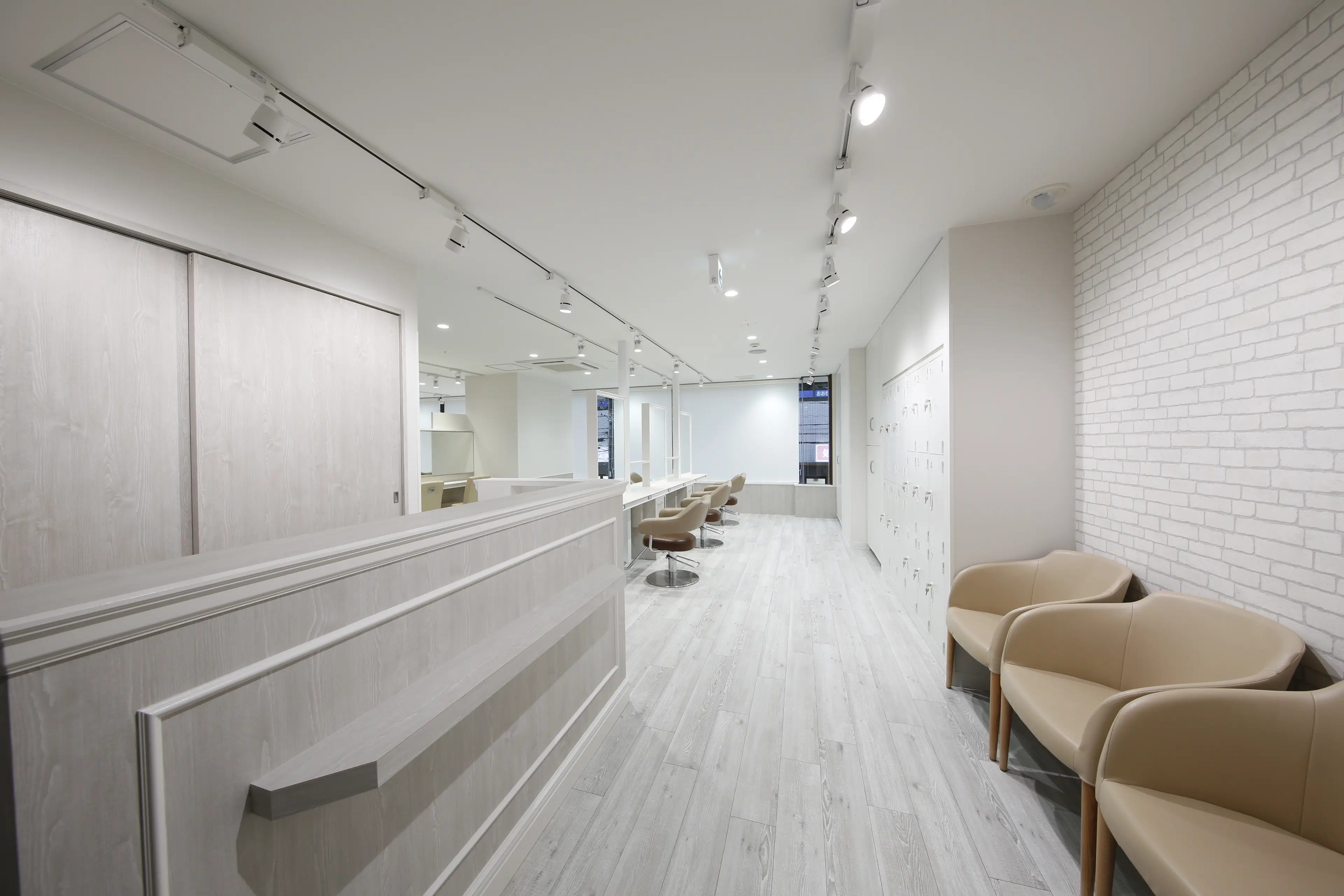 Ash 本八幡店の内観・外観1