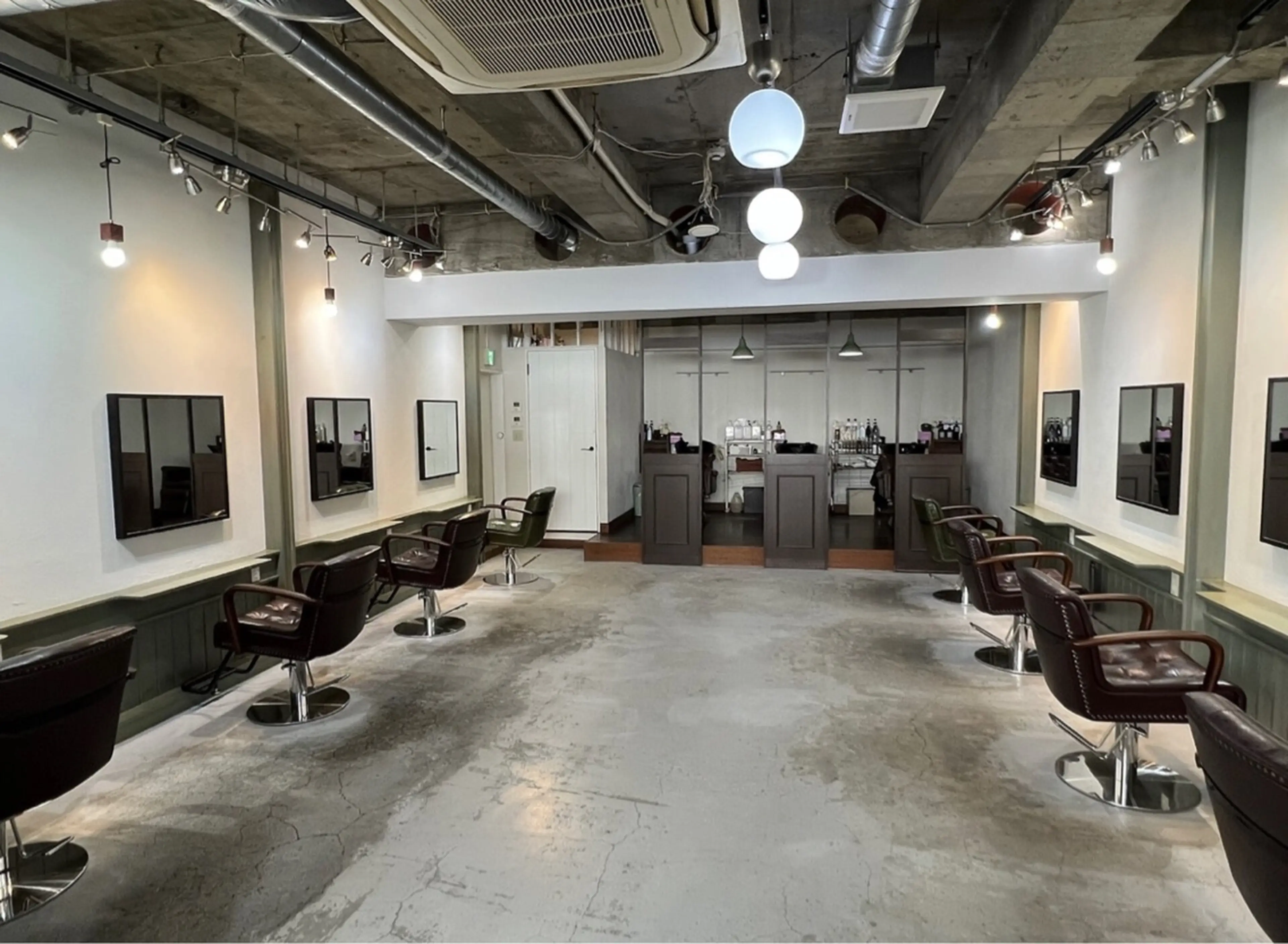 JILL Hair Design NAMBAの内観・外観1