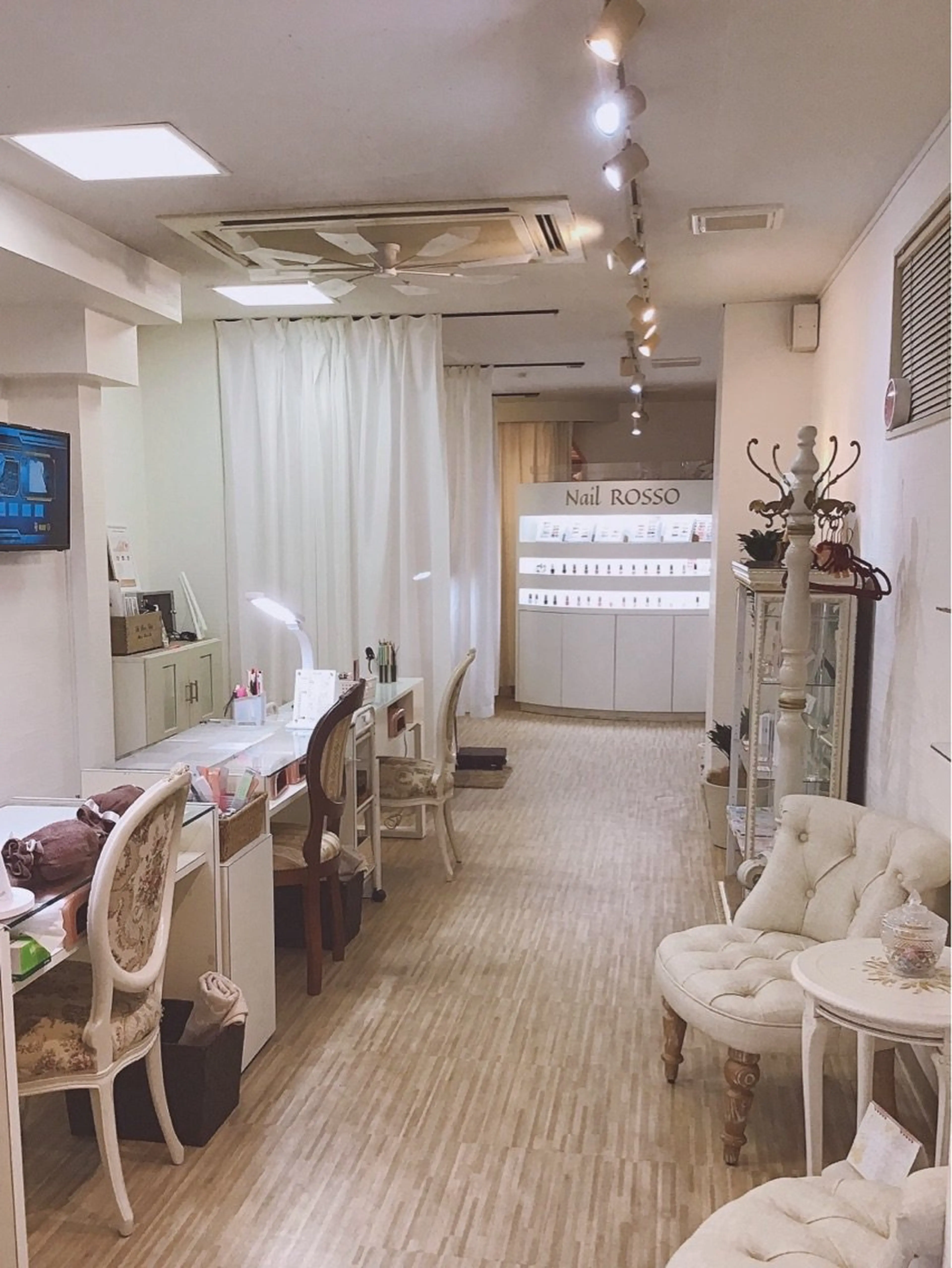 ネイルロッソの内観・外観2