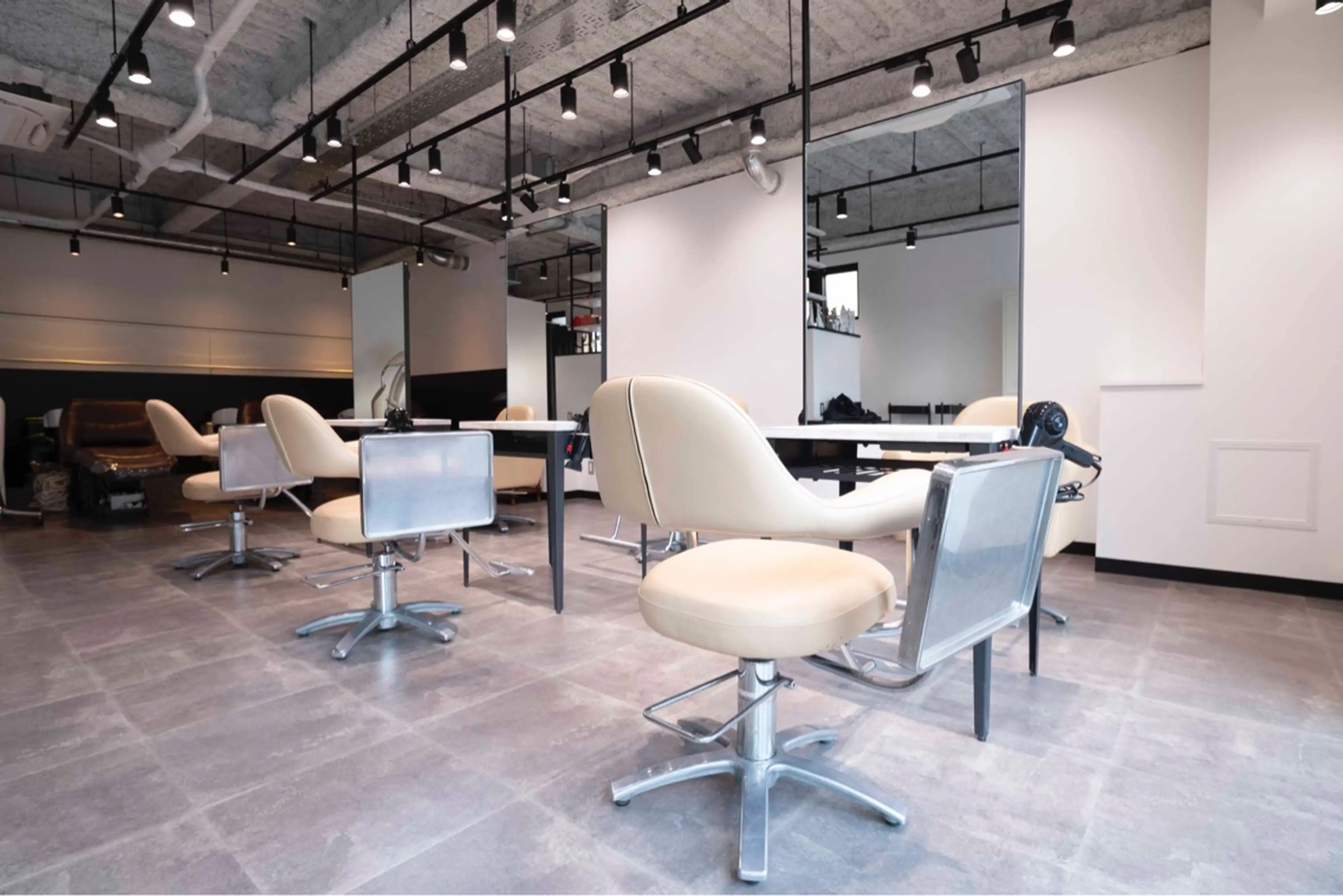 MAINの内観・外観1