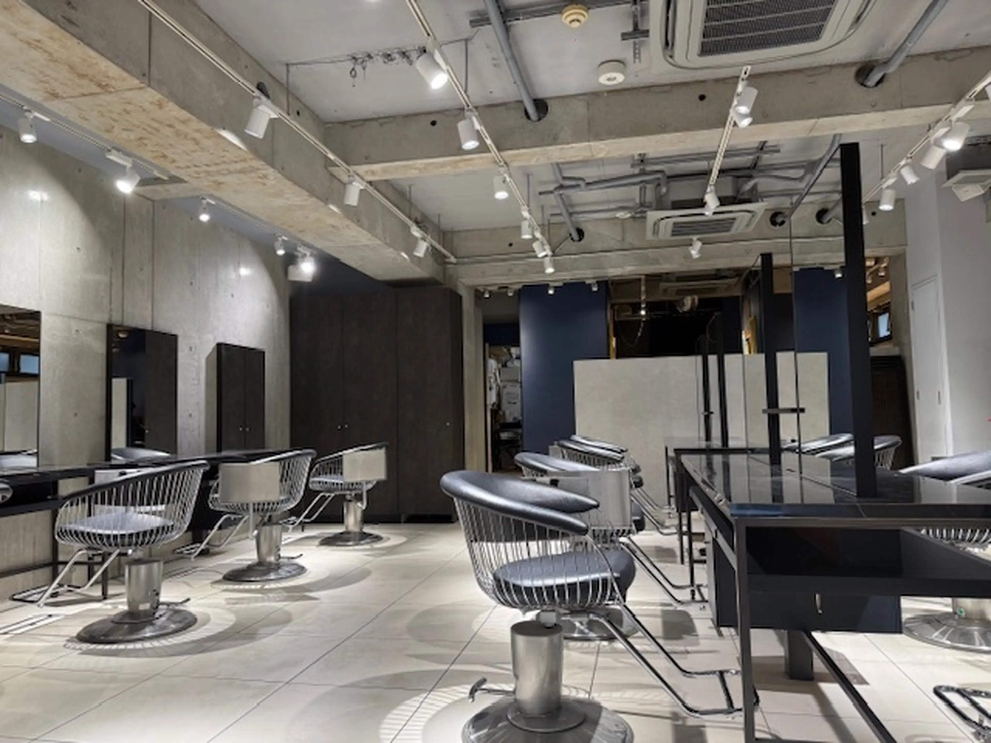 HAIR&MAKE EARTH大和店の内観・外観1