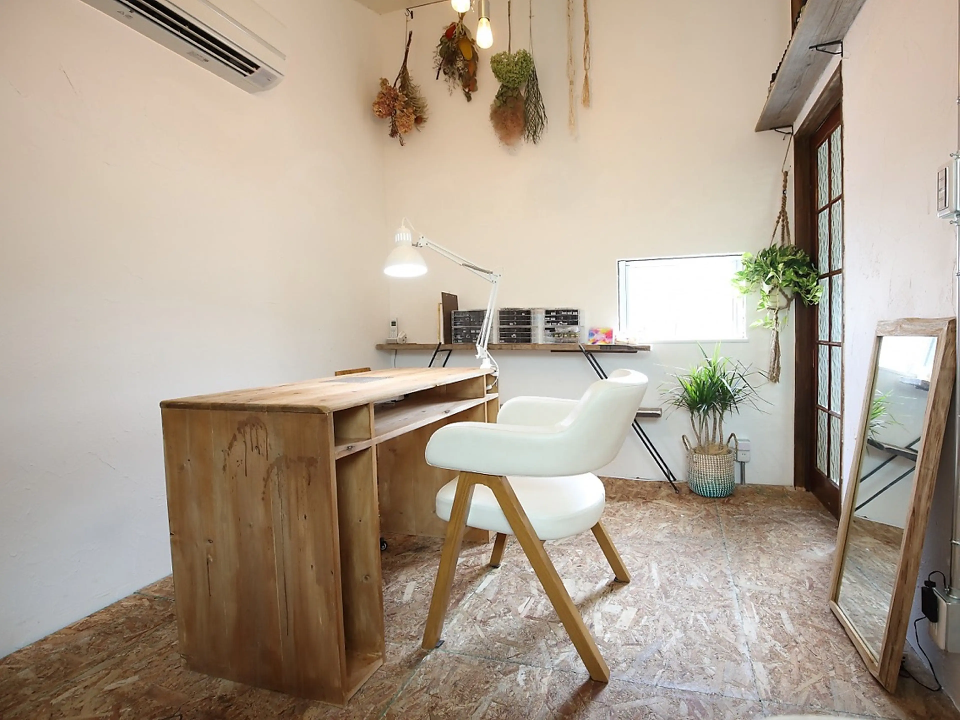 alona＊NAIL SALON&SCHOOLの内観・外観2