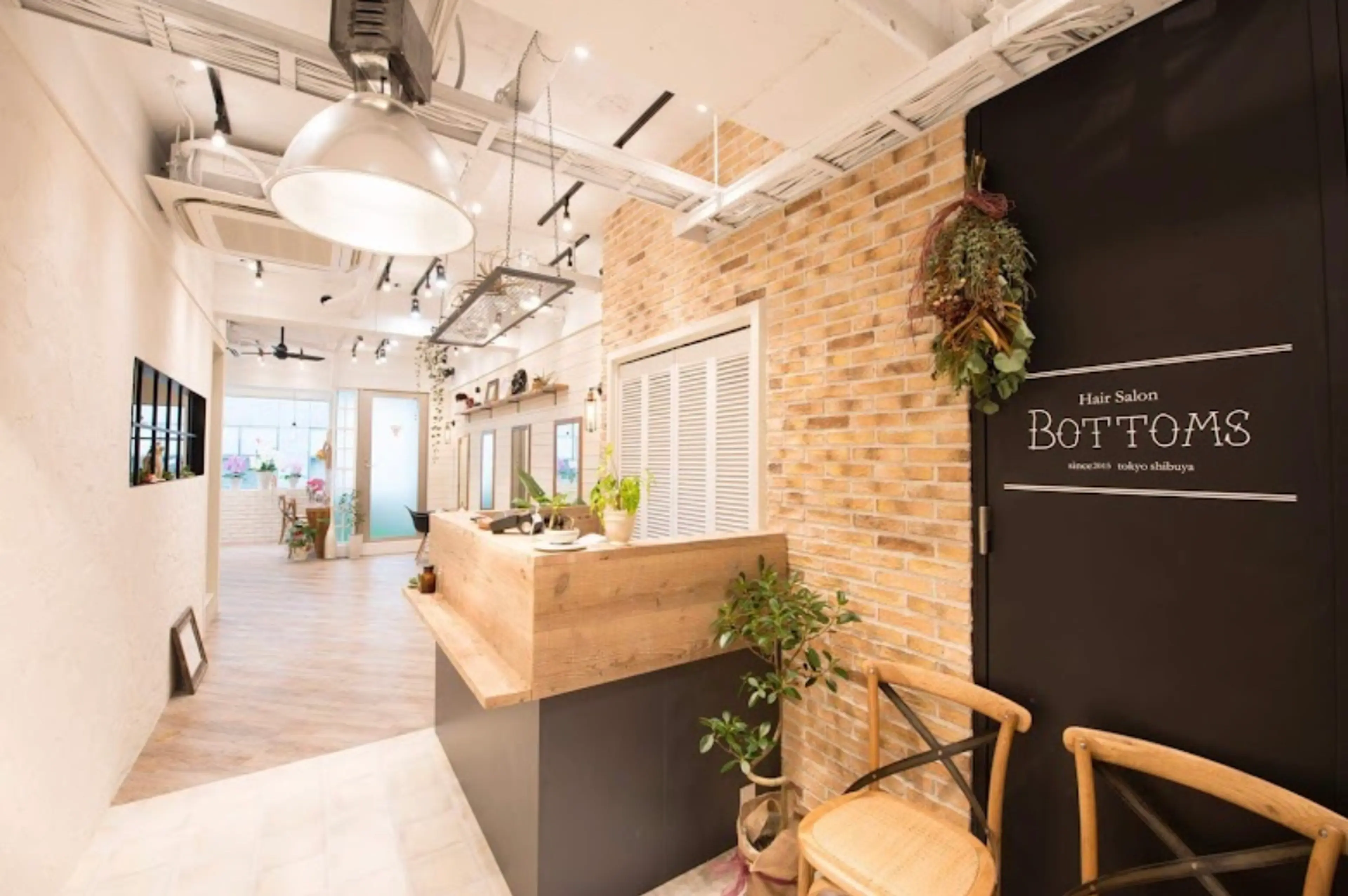 ＢＯＴＴＯＭＳの内観・外観1