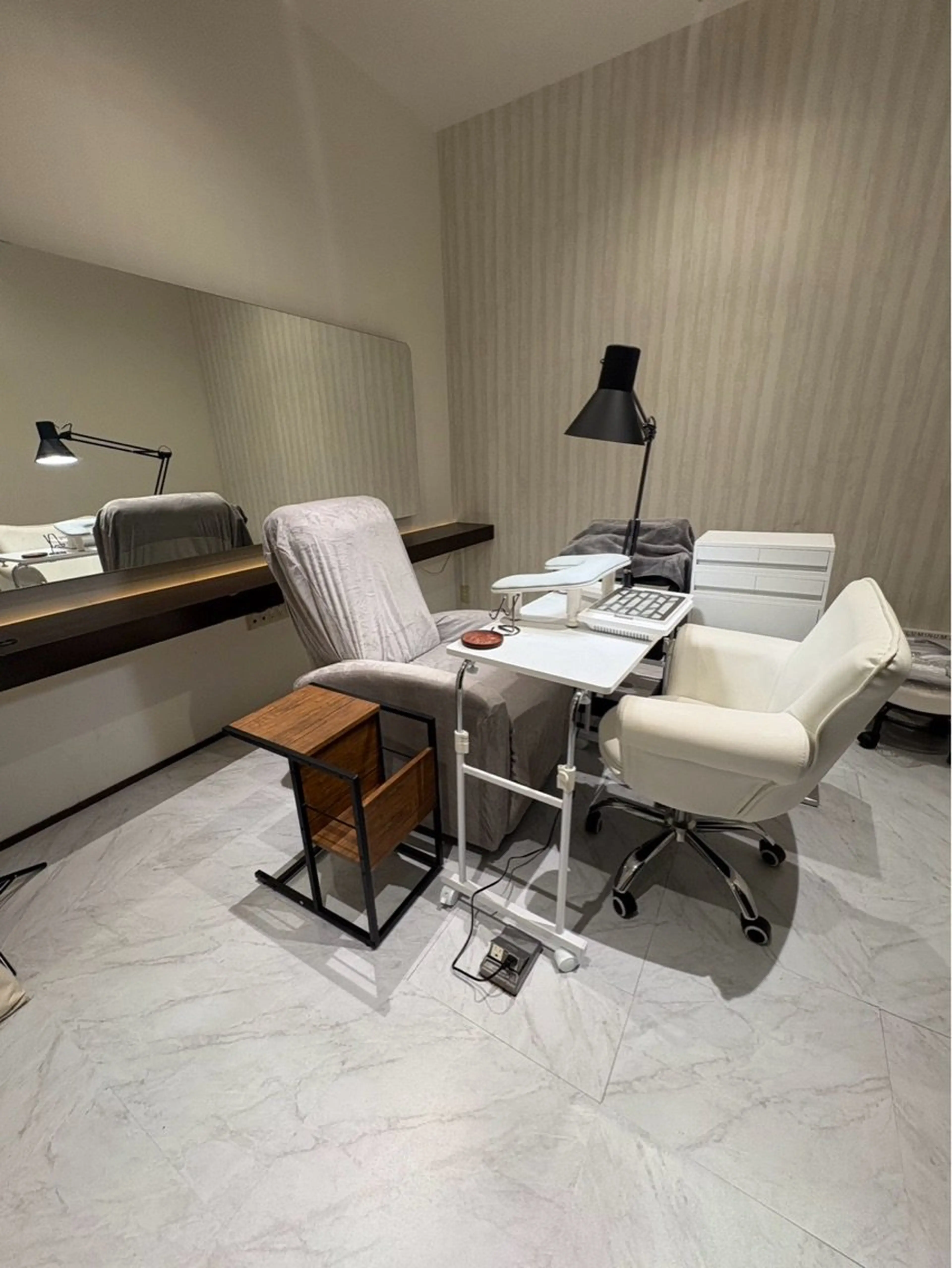 EARTH 新瑞橋　nailの内観・外観1