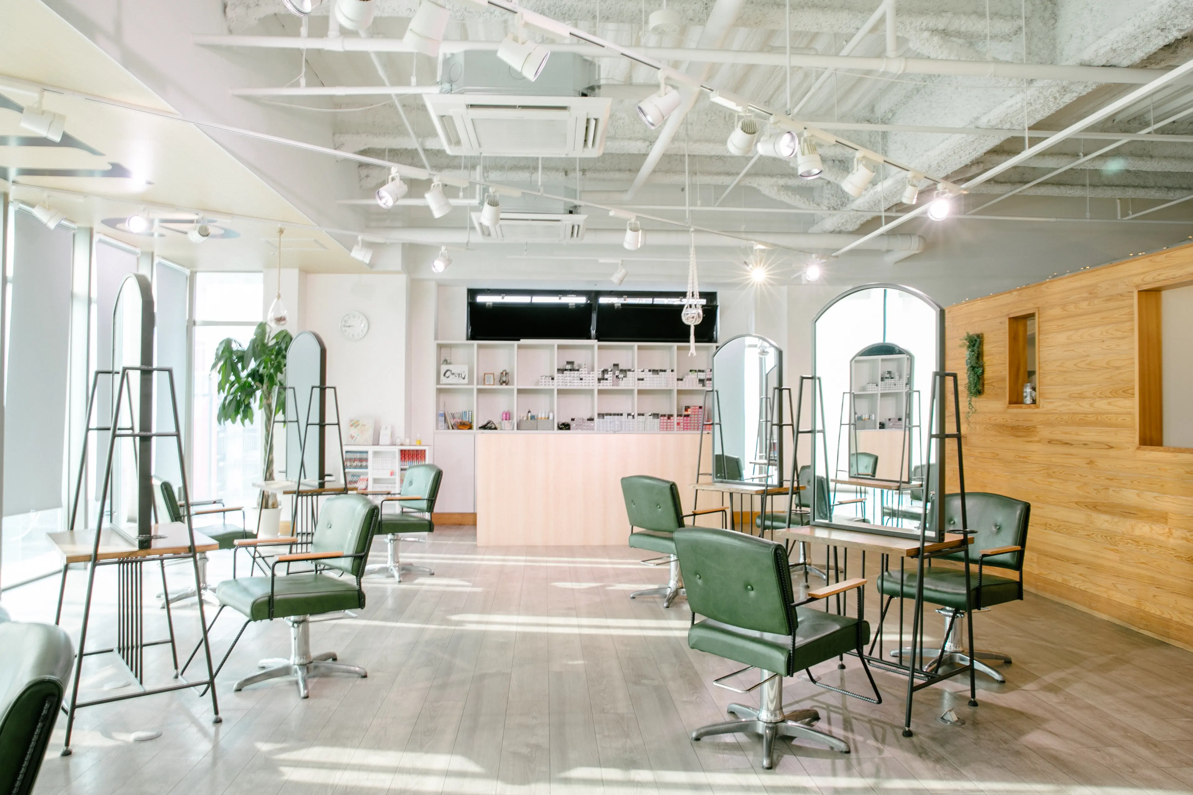 amon H&D 小倉駅前店　髪質改善美容室の内観・外観2