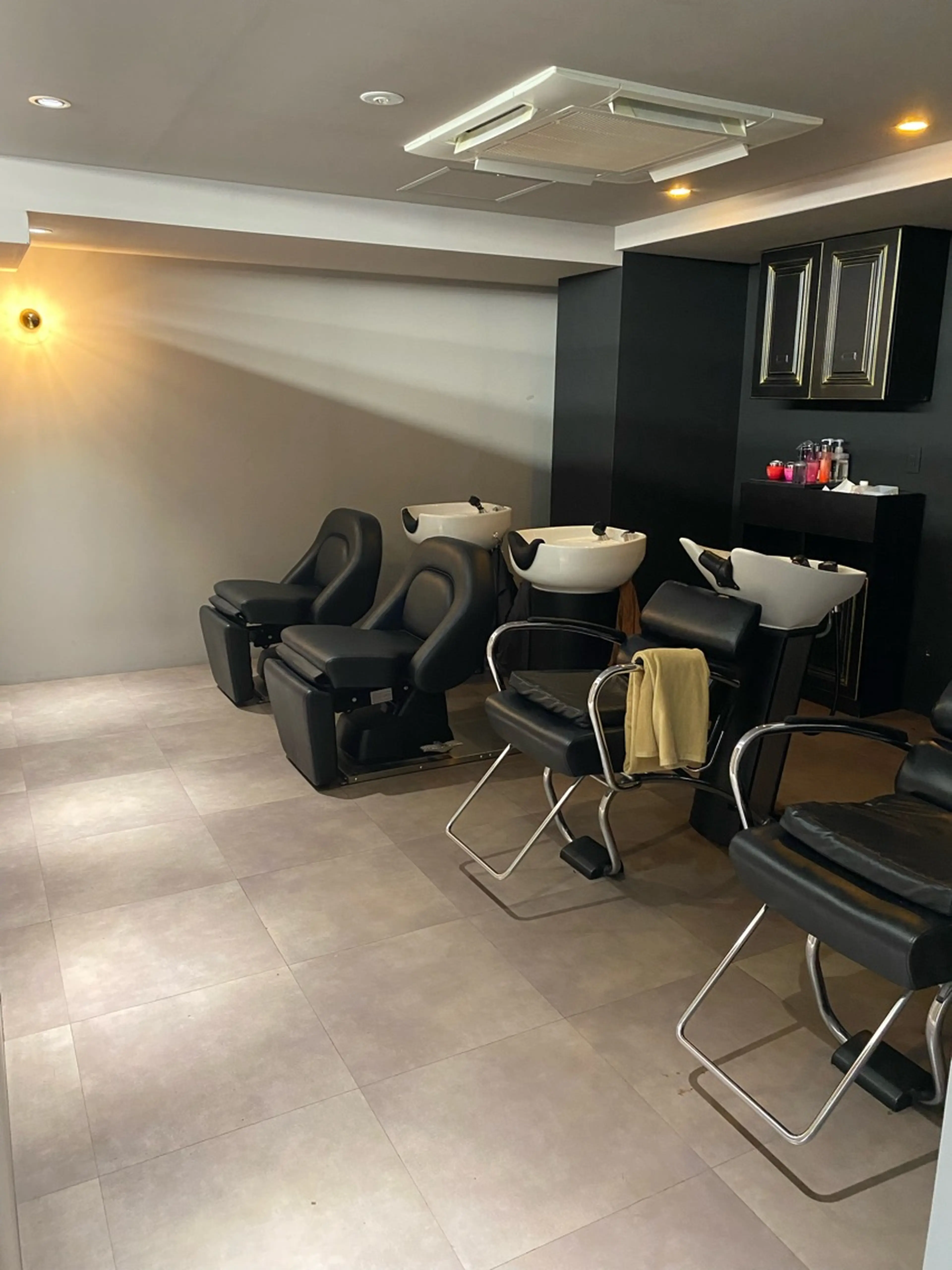 メンズサロンALLESbyCica神戸三宮元町店の内観・外観3