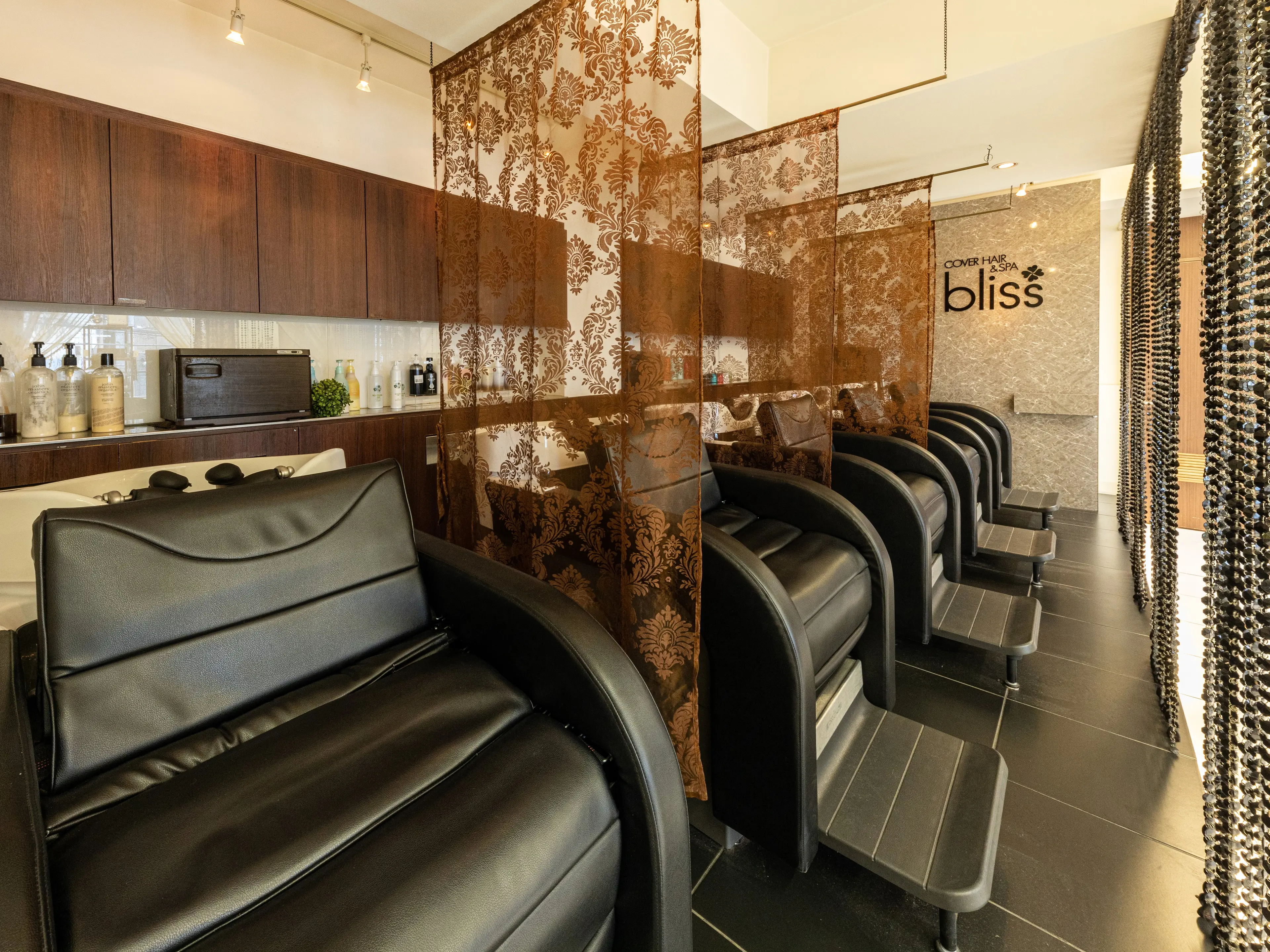 COVER HAIR & SPA bliss 浦和西口店の内観・外観2