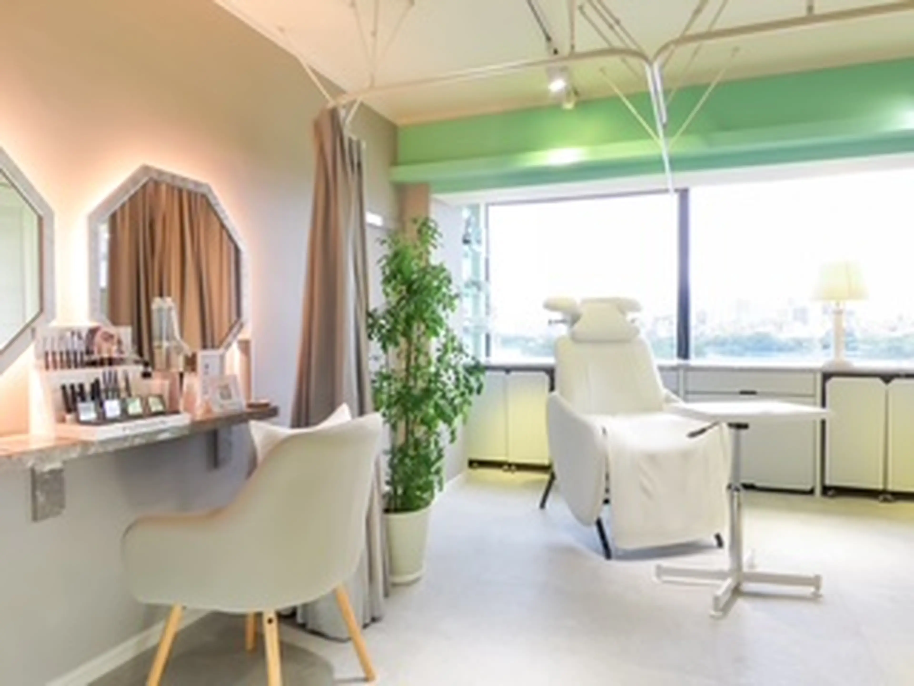 BULLION nail&eye 本店の内観・外観2