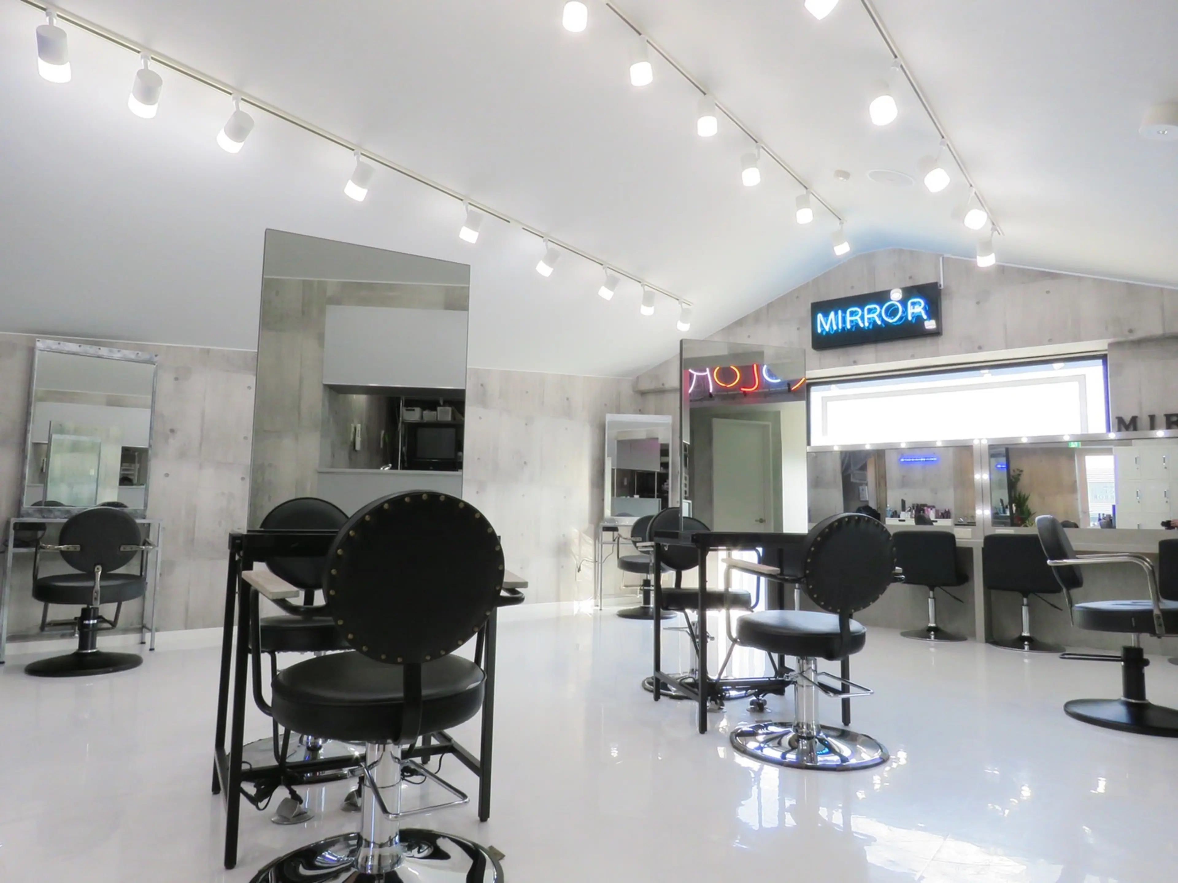 ONE’S　MIRROR　海老名店の内観・外観2