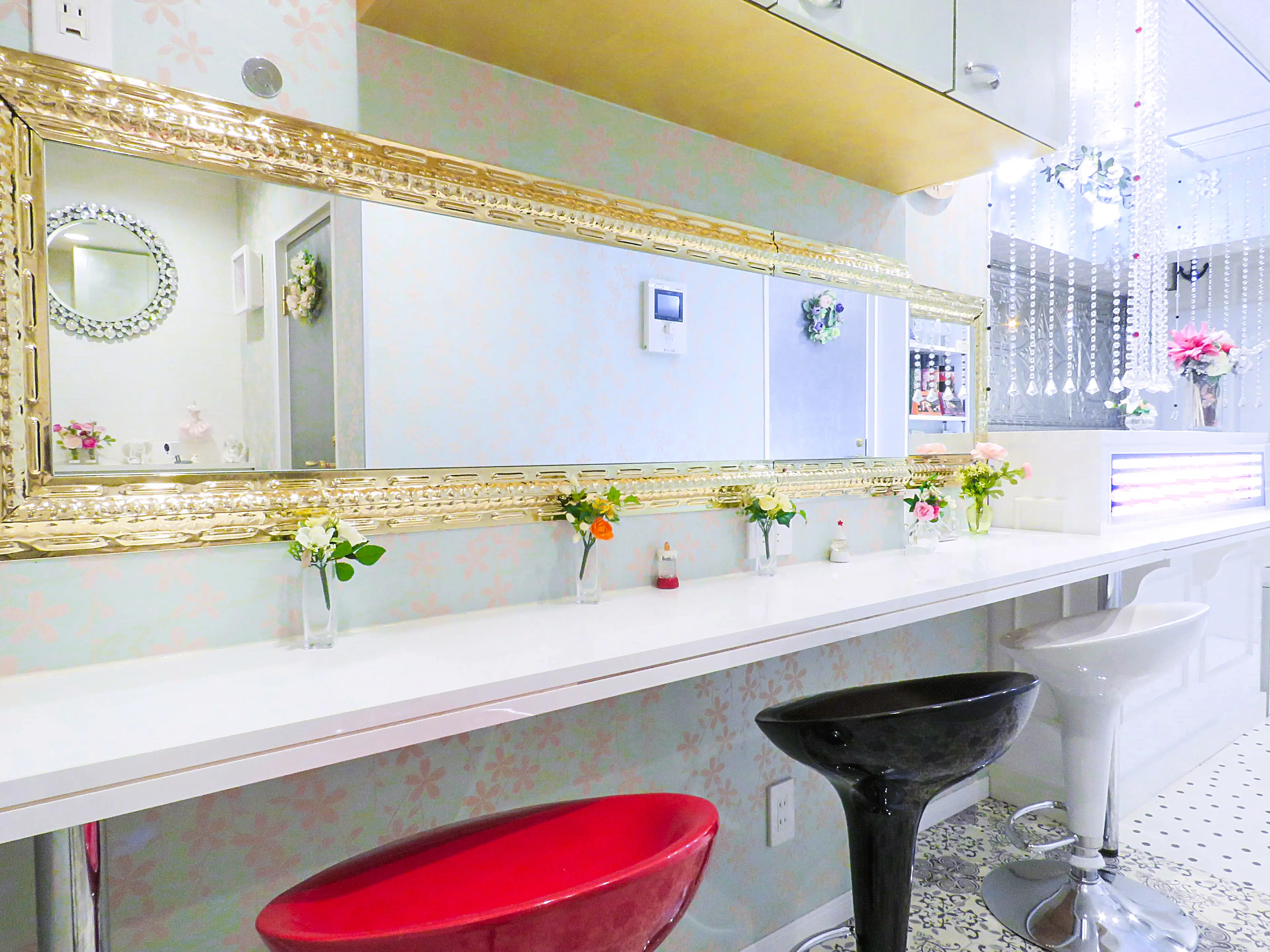 小顔・痩身専門サロンSalon V.I.P.新宿南口店【ハイパーナイフ&ハイフ取扱店】の内観・外観2