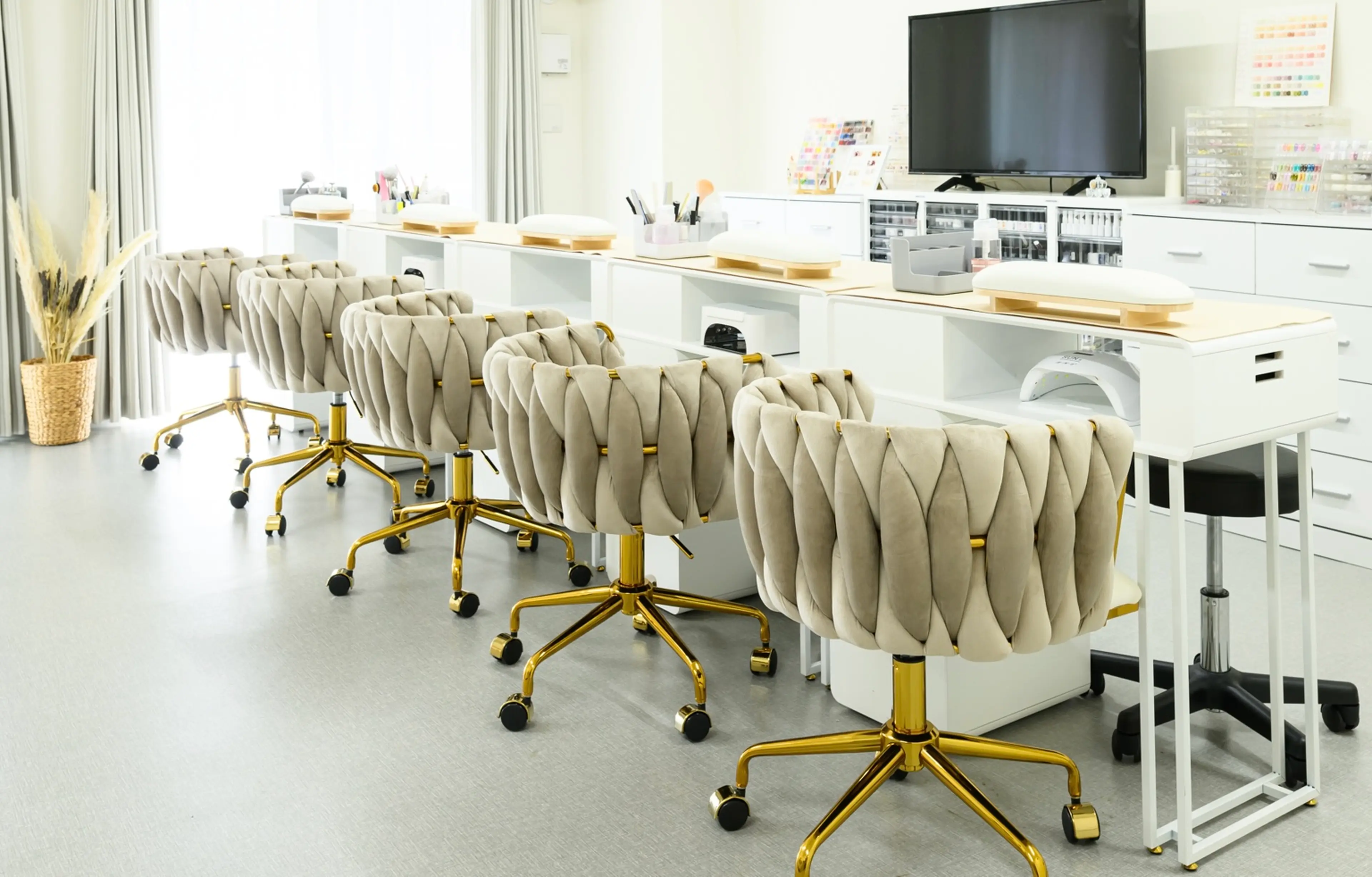 LR.ONE   Nailの内観・外観2