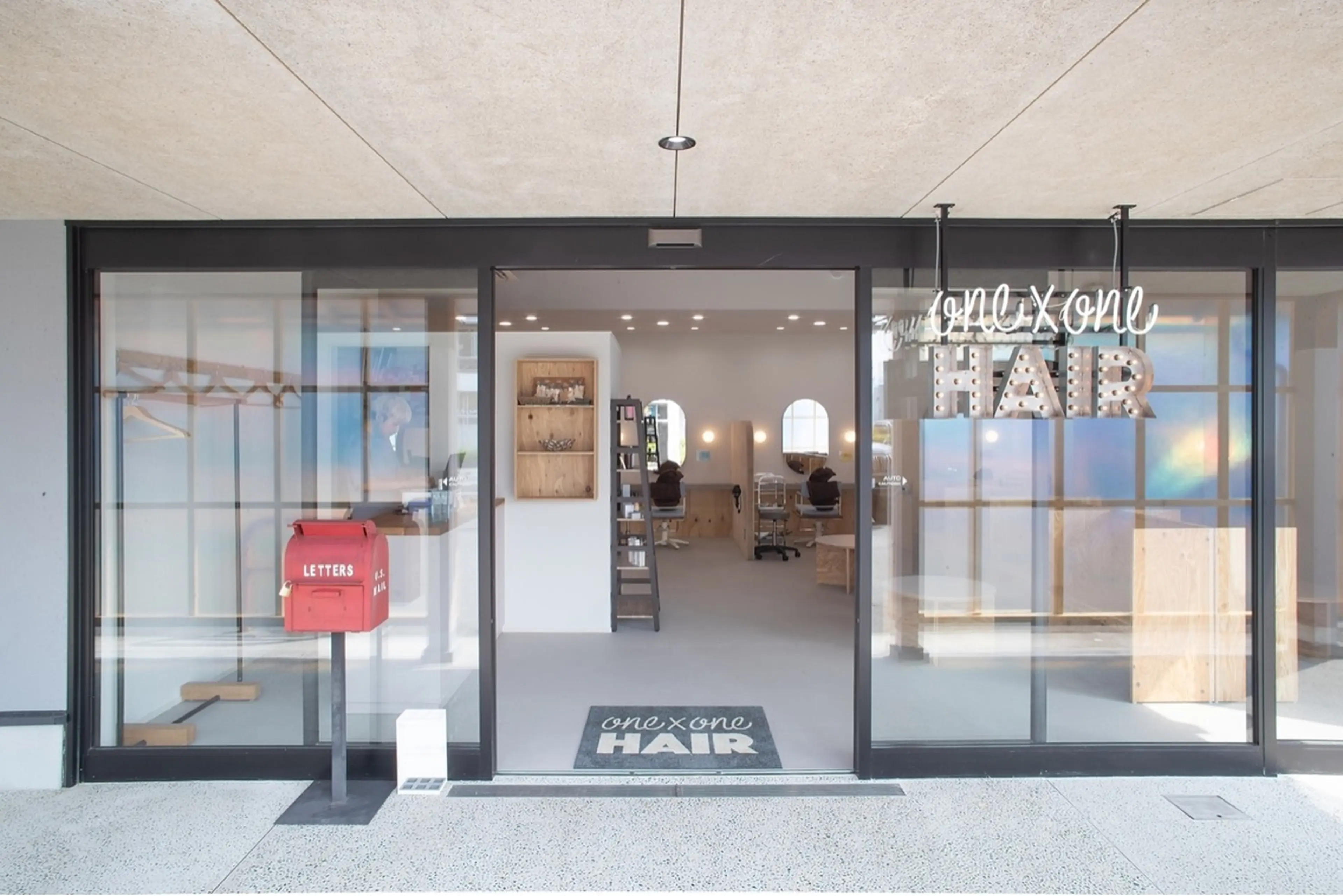 one x one HAIRの内観・外観2