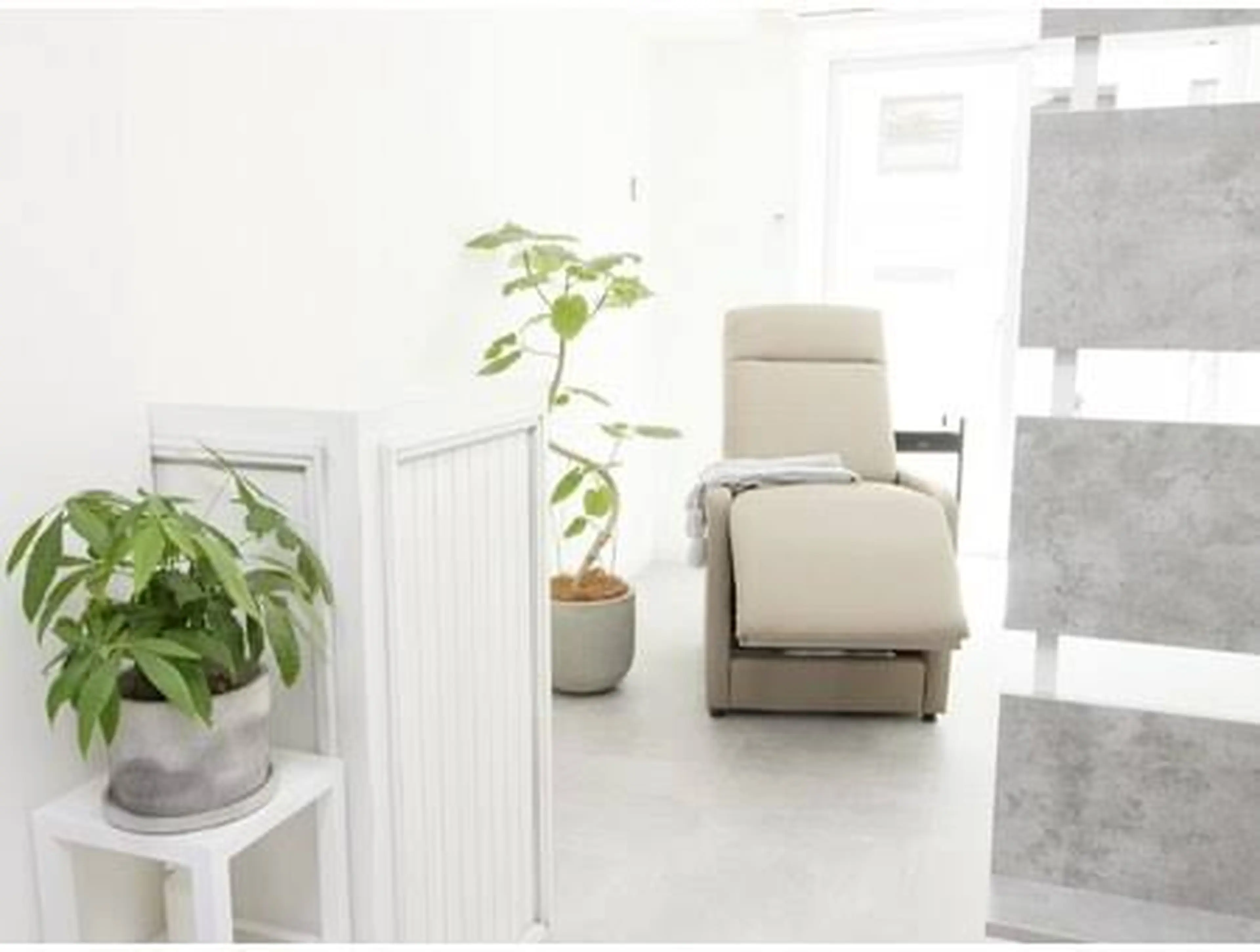 まつ毛と眉の専門サロン WHITE EYE 谷町四丁目の内観・外観1