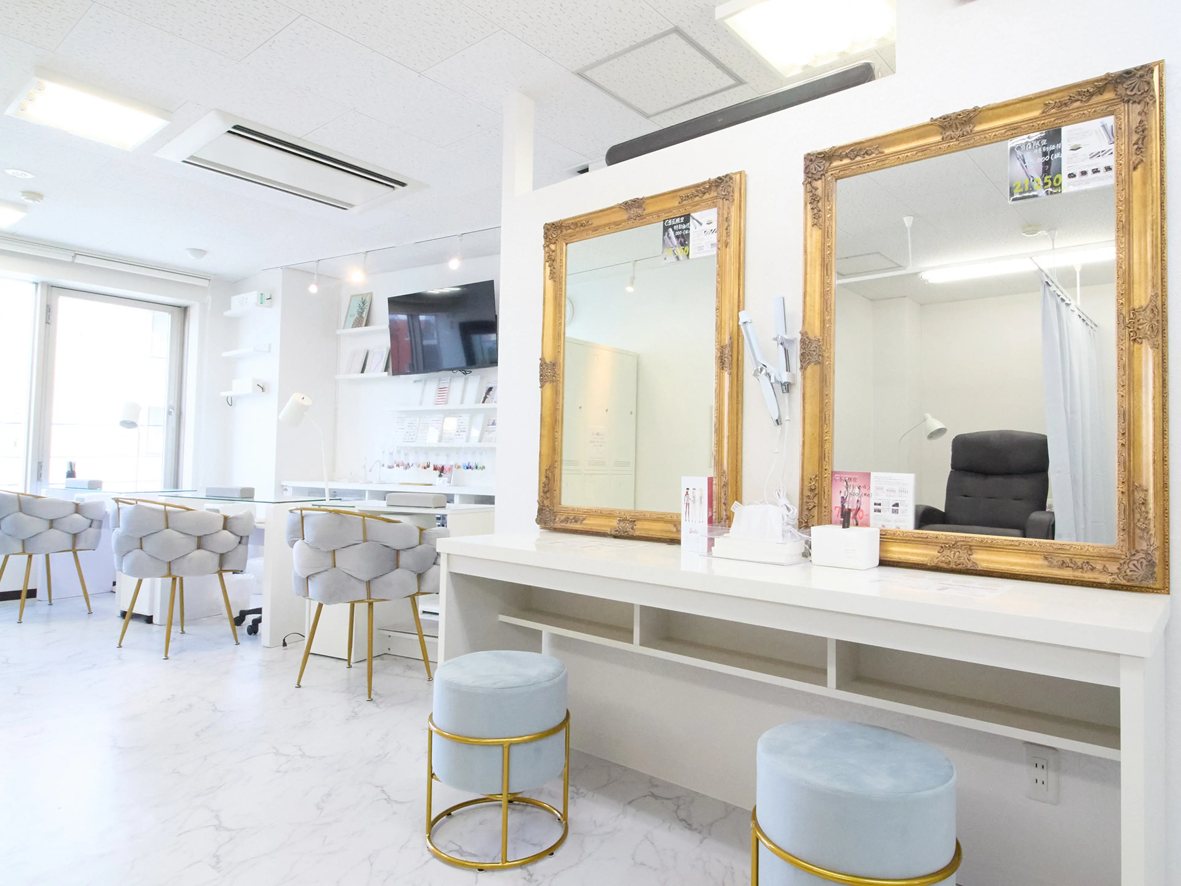 REBEST 京橋 ネイルとまつげ専門店 同時施術　リーベストの内観・外観2