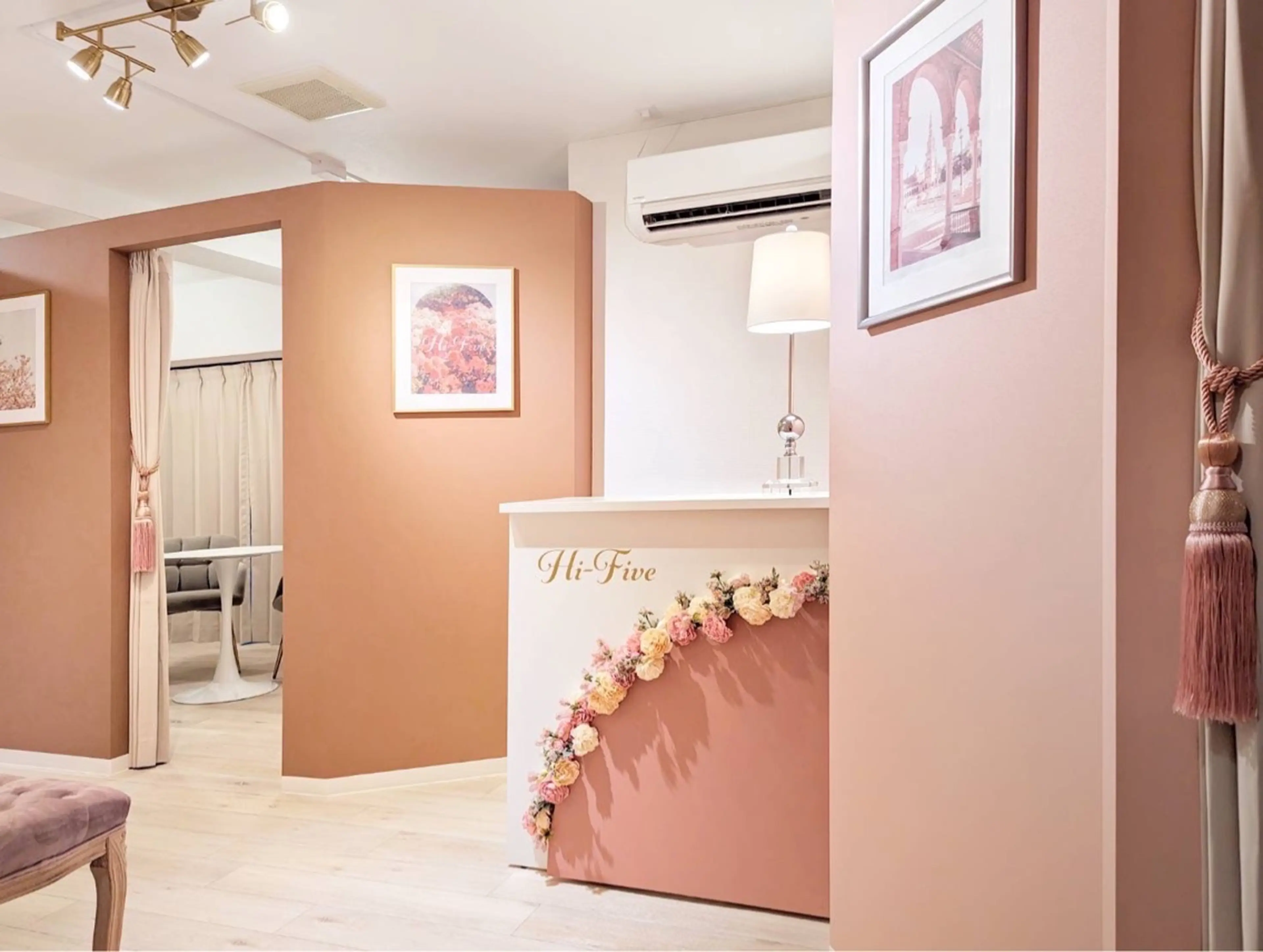 バストアップ・育乳専門店  Hi-Fiveの内観・外観2