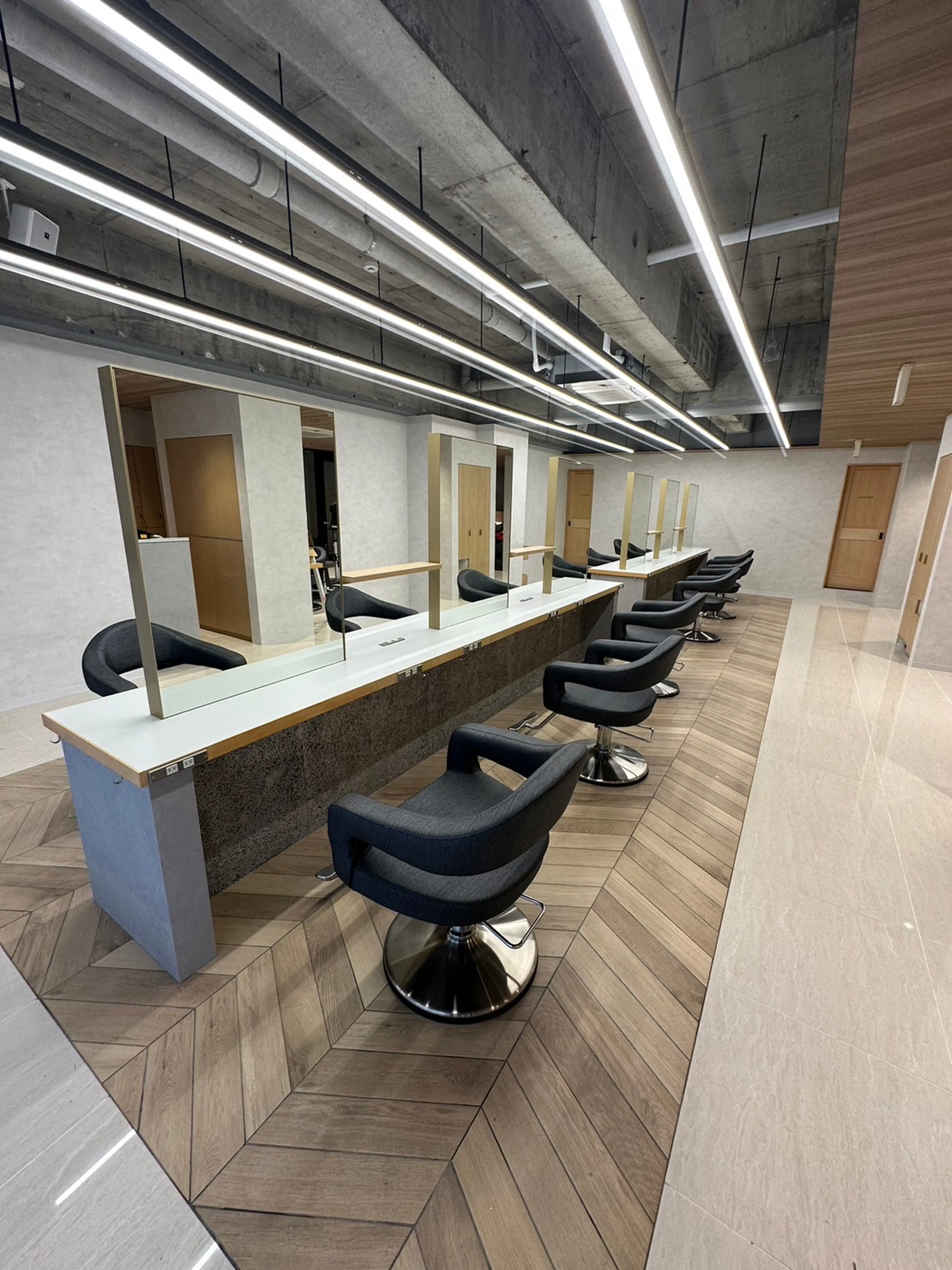 hair&make EARTH越谷店の内観・外観2