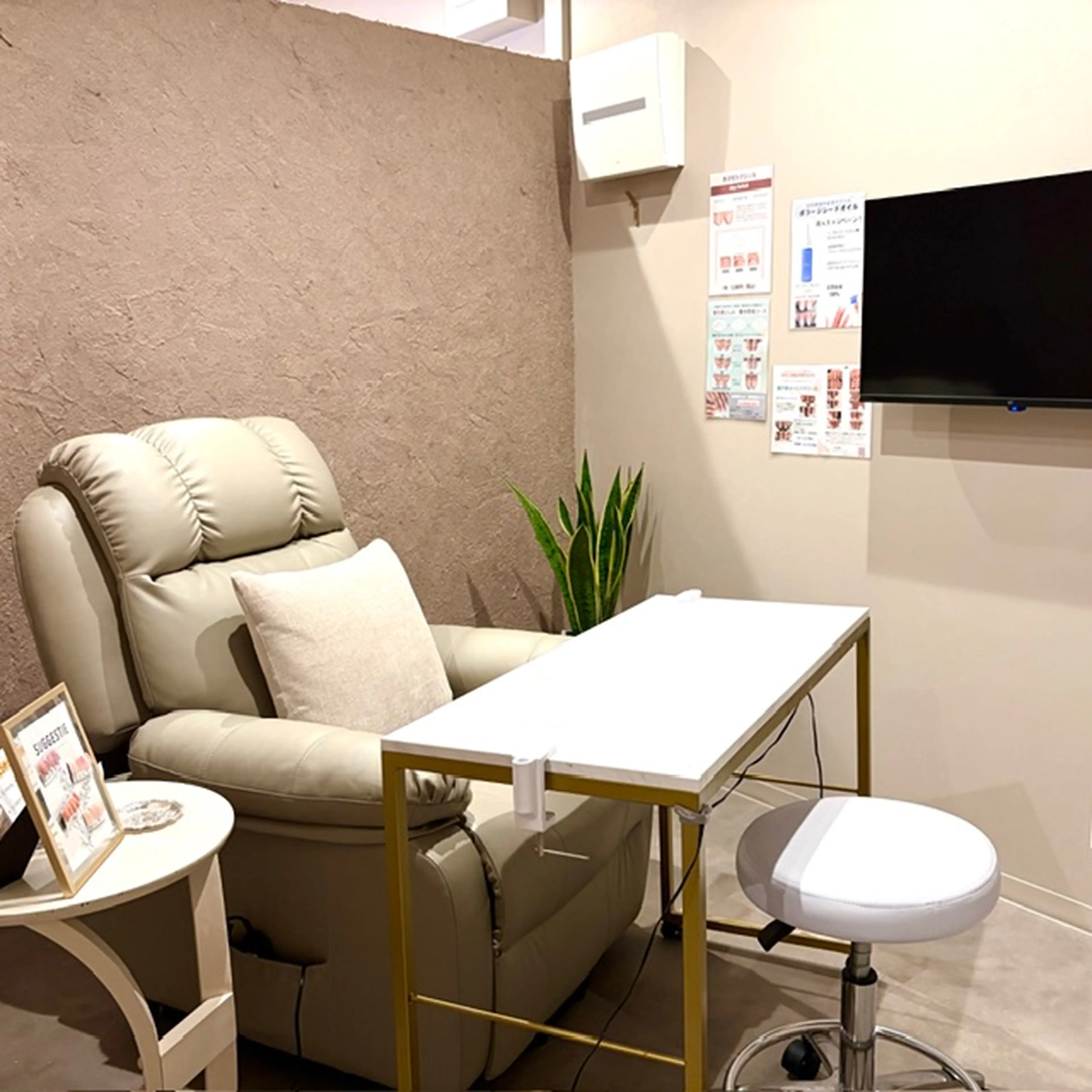 ネイルサロンアミュゼ 本八幡店の内観・外観2