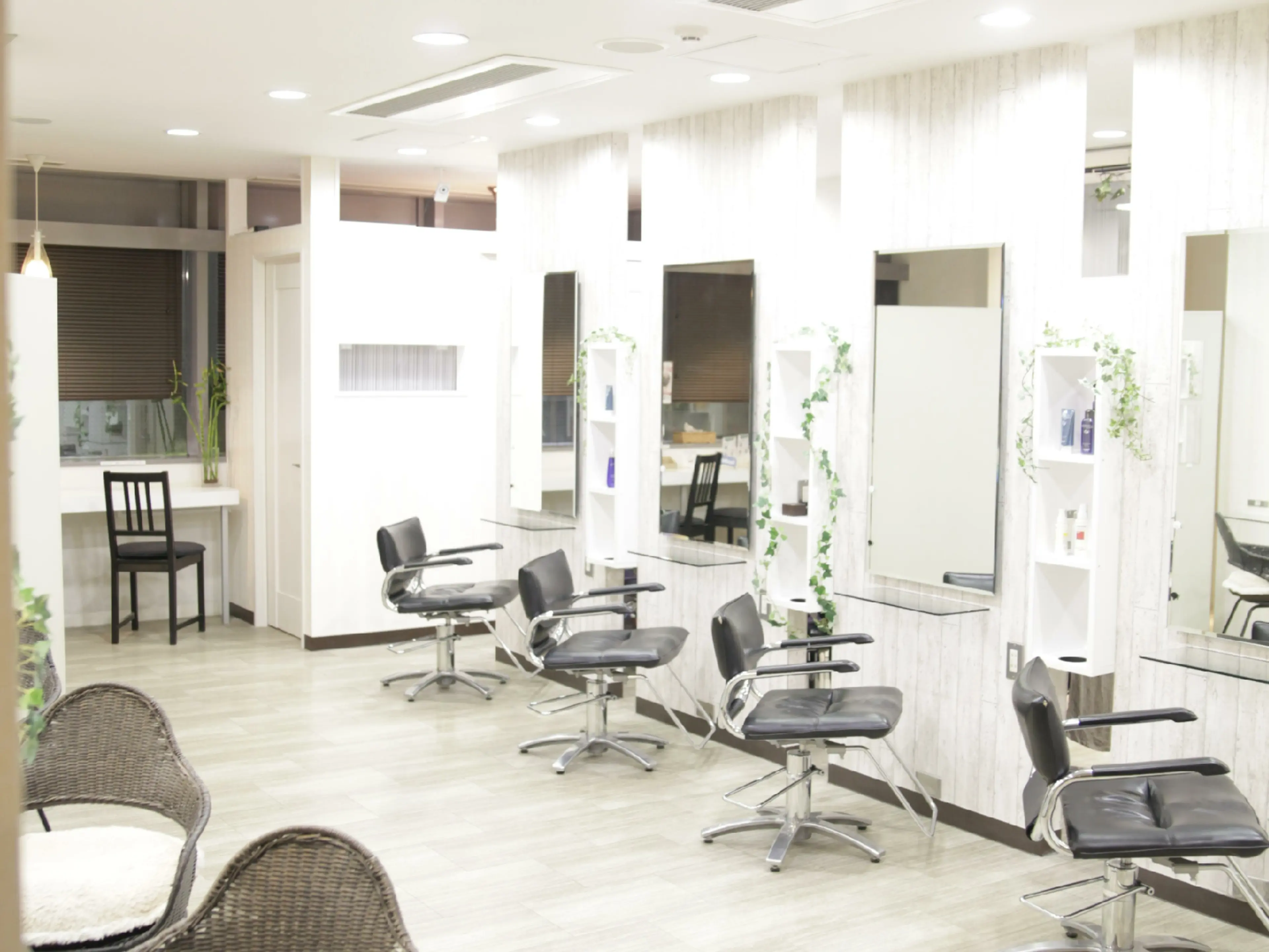 新横浜ヘアーサロンクローバーの内観・外観1