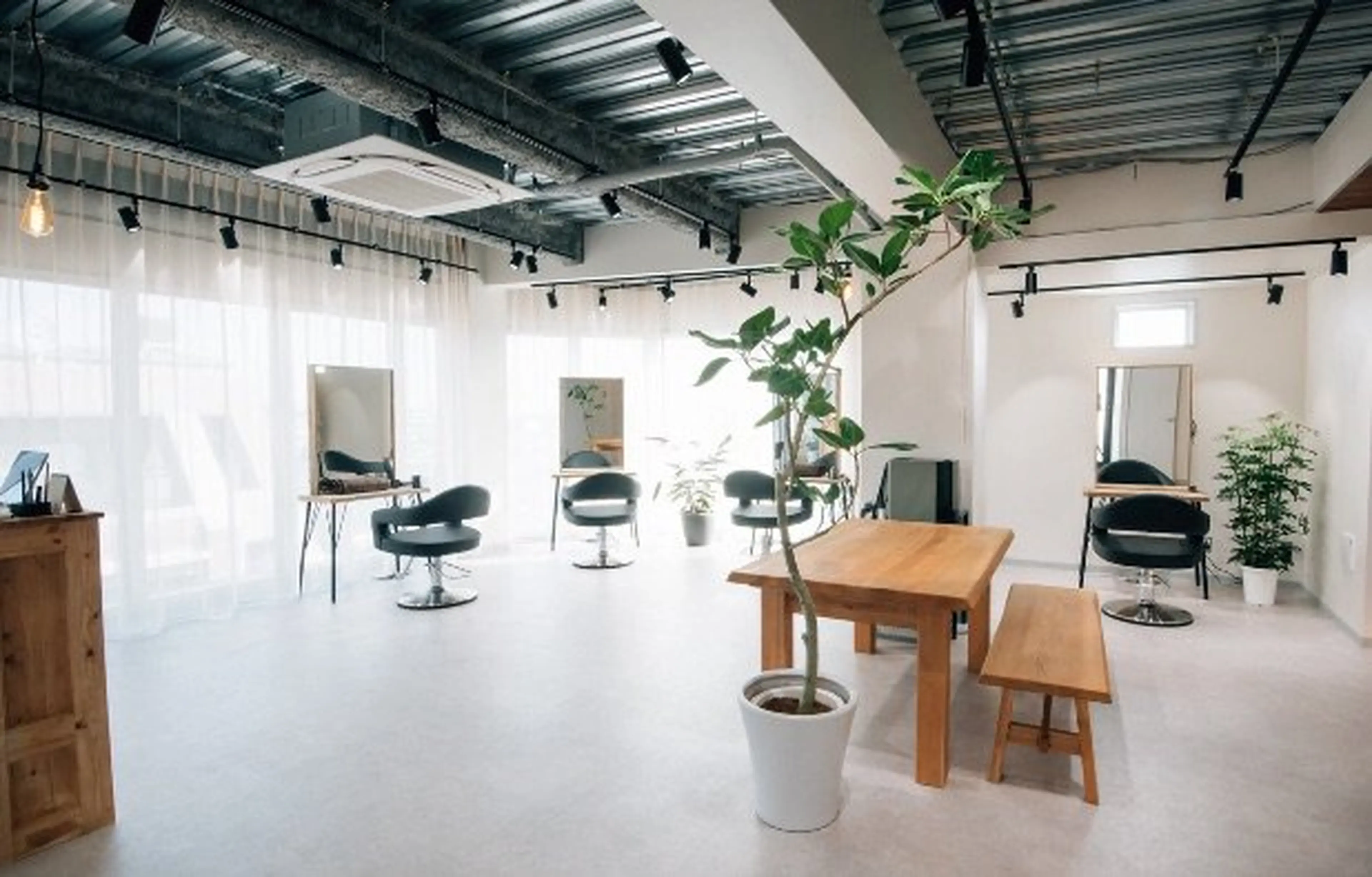 n.w.h(エヌダブリュエイチ)の内観・外観1