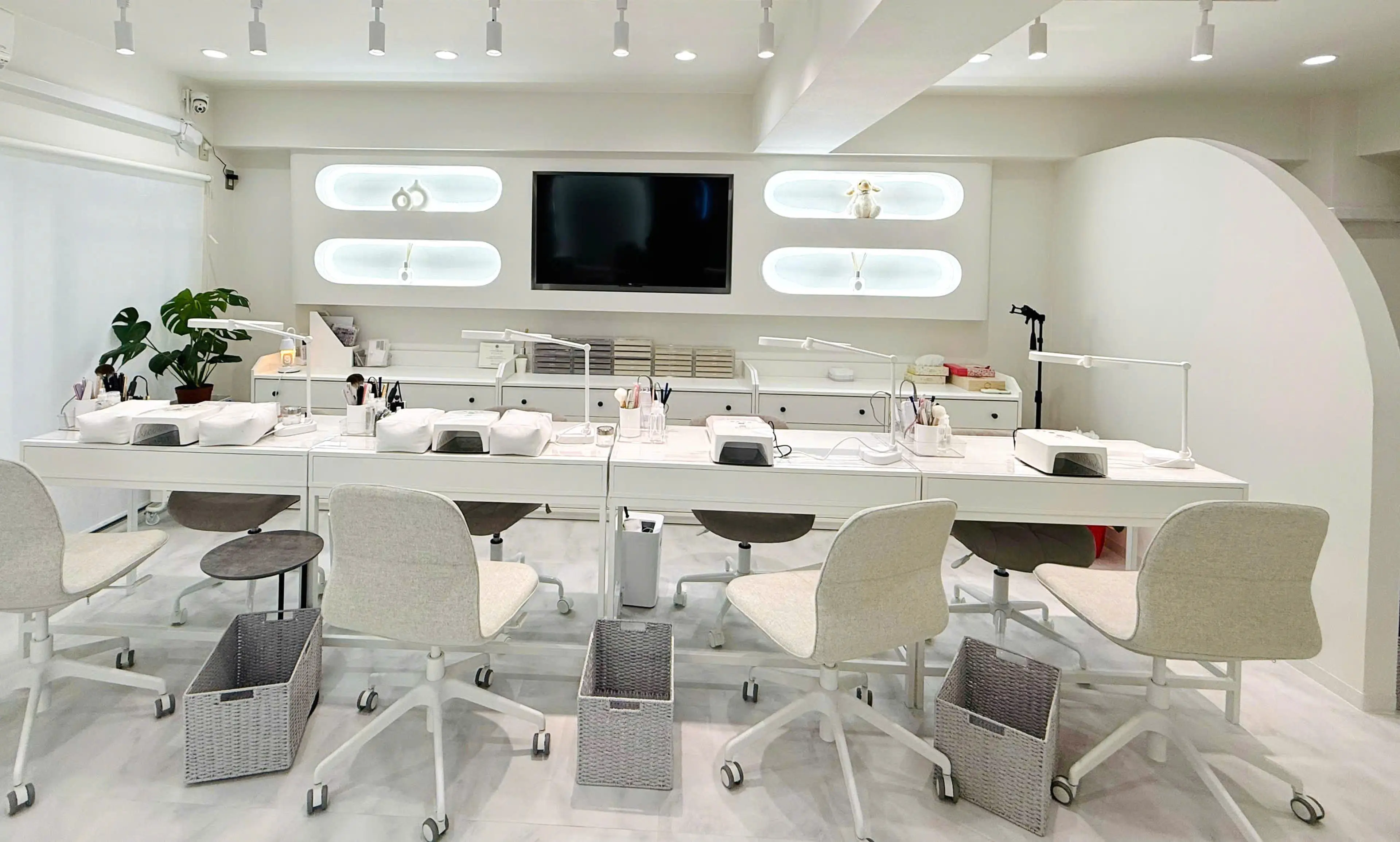 NAILS 168 新大久保店の内観・外観1