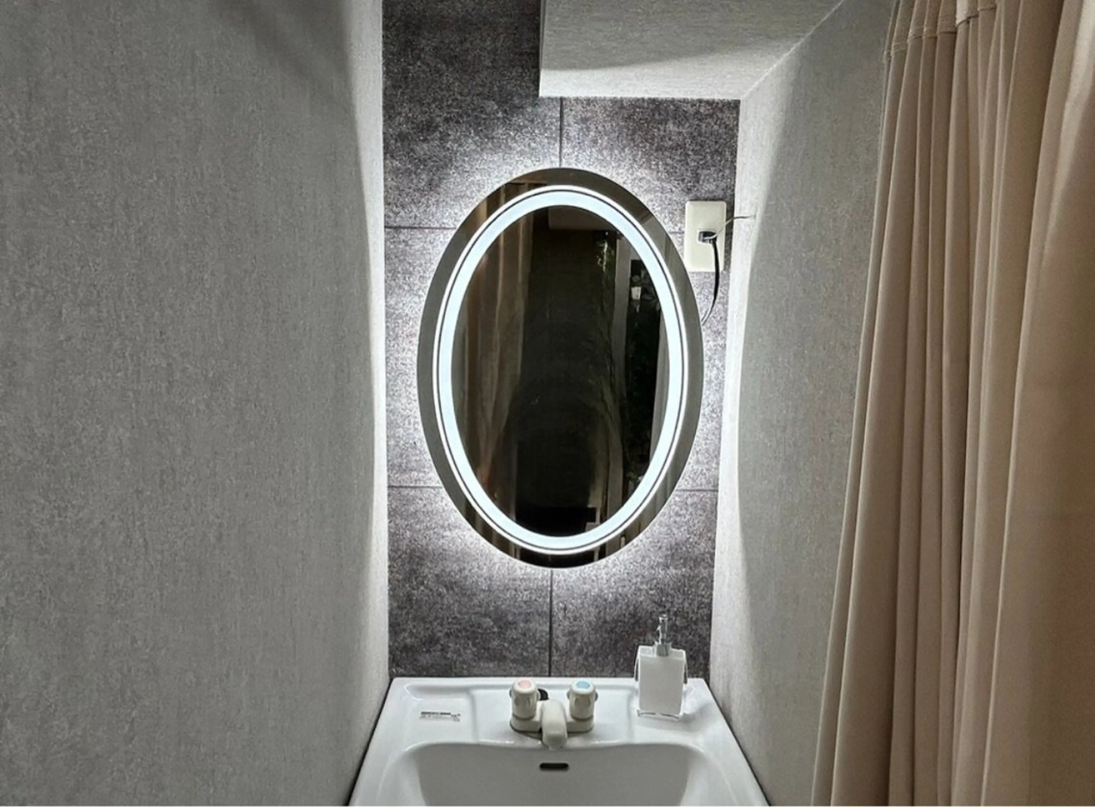 ハーブピーリング＆毛穴洗浄専門店肌REVO 池袋店の内観・外観3