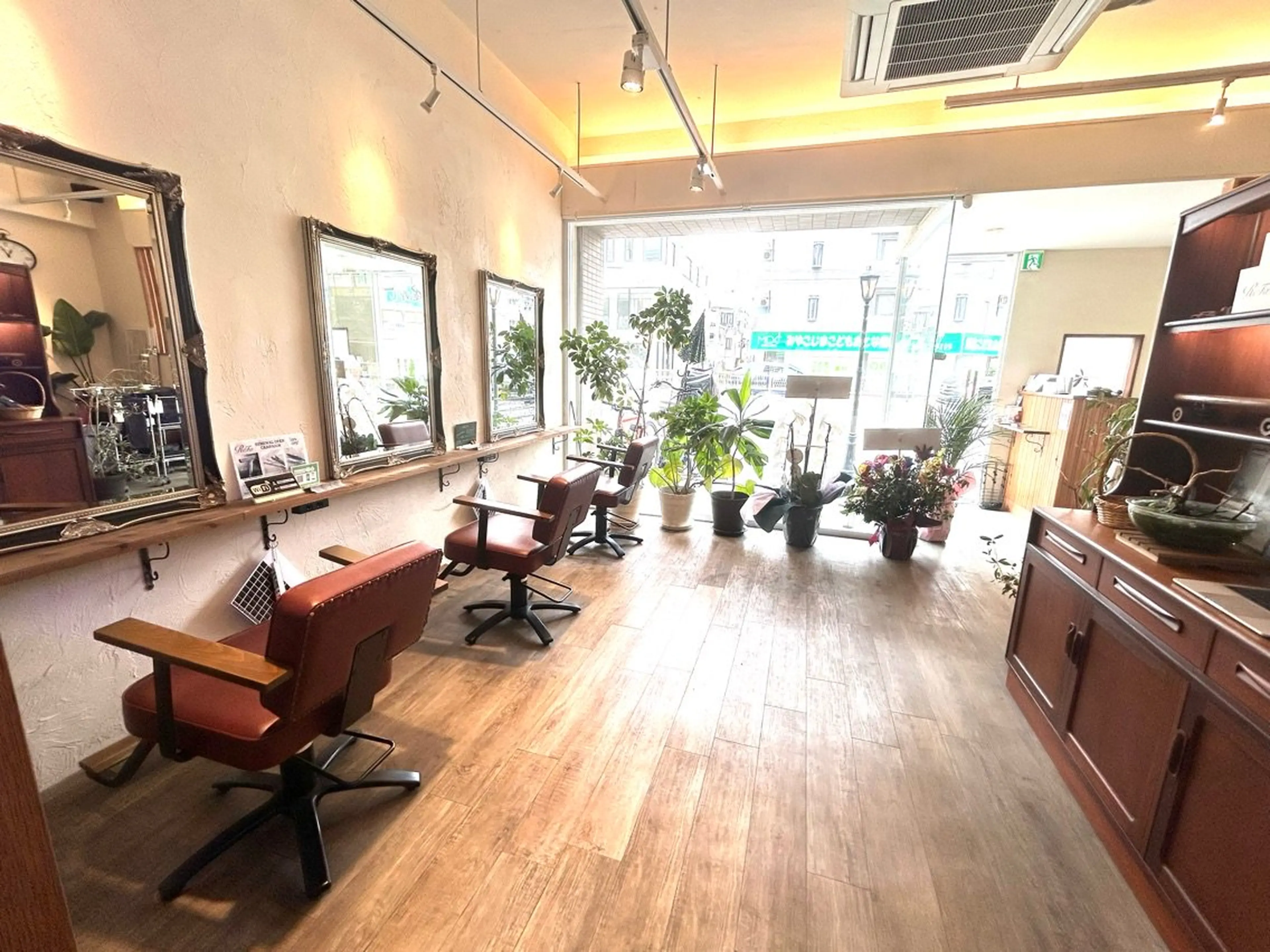 Color Salon BACKYARDの内観・外観1