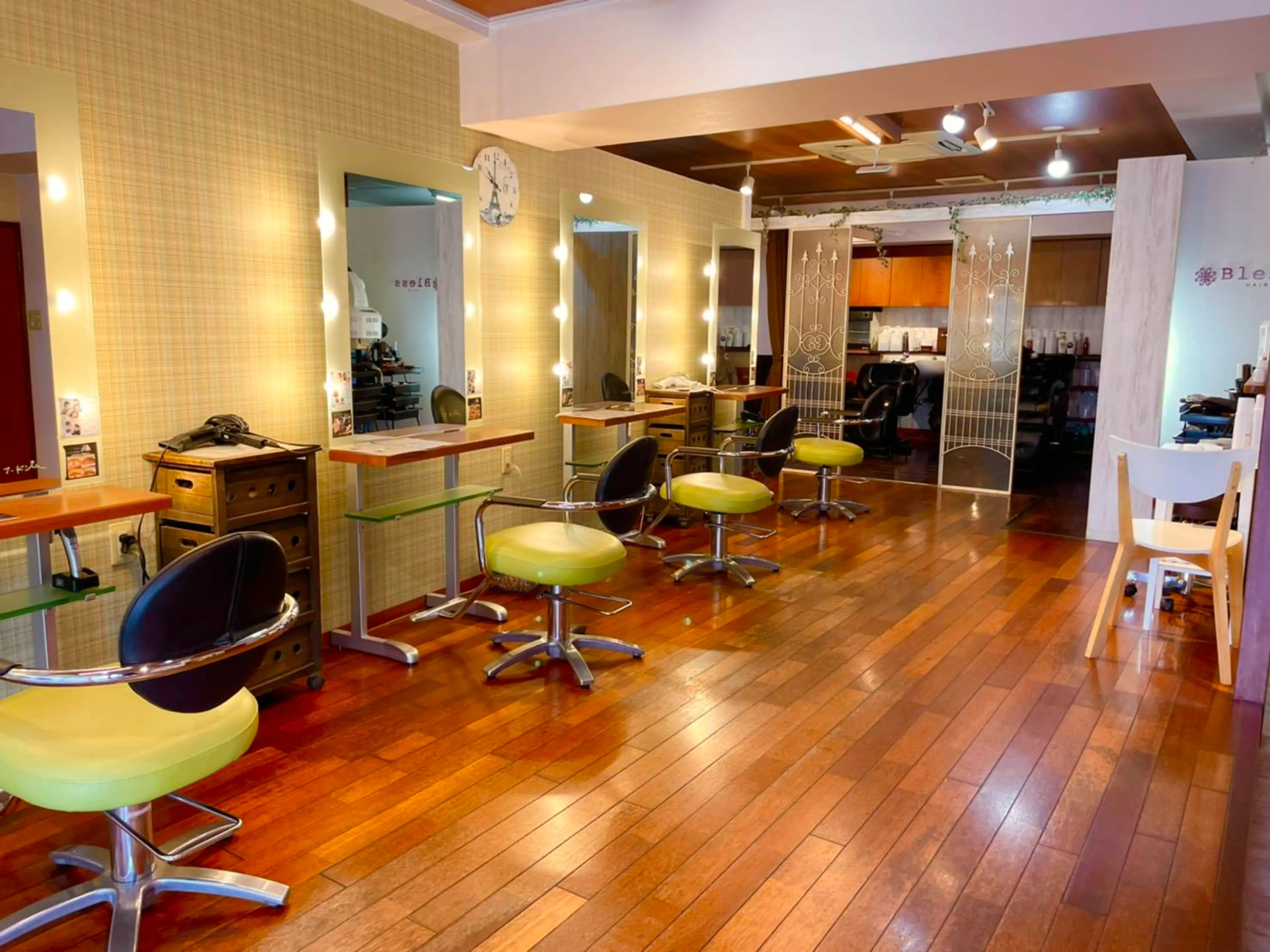 Bless HAIR クララ店の内観・外観3