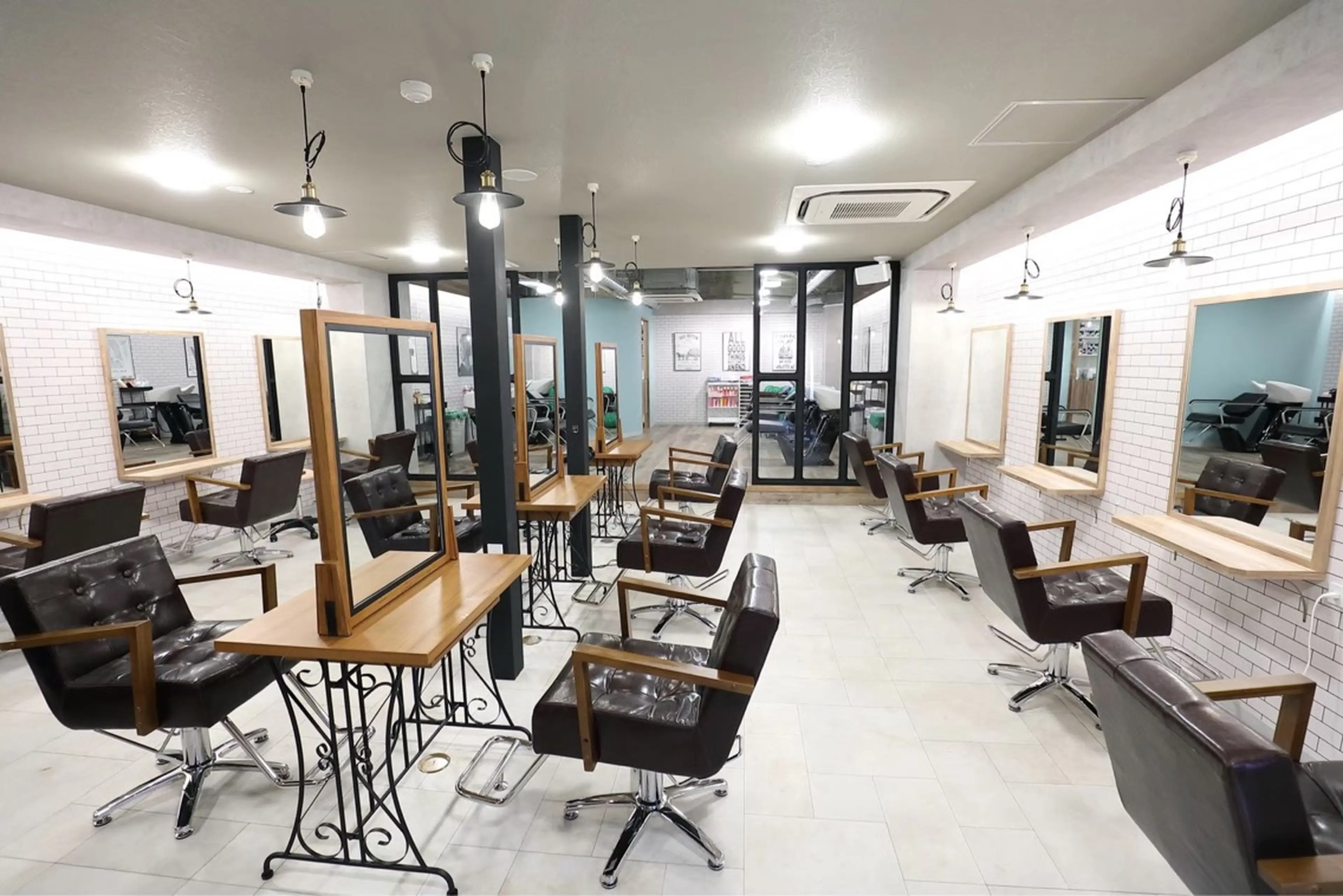 Rubik's京橋×ミルボンAujua認定サロン【ルービック】の内観・外観2