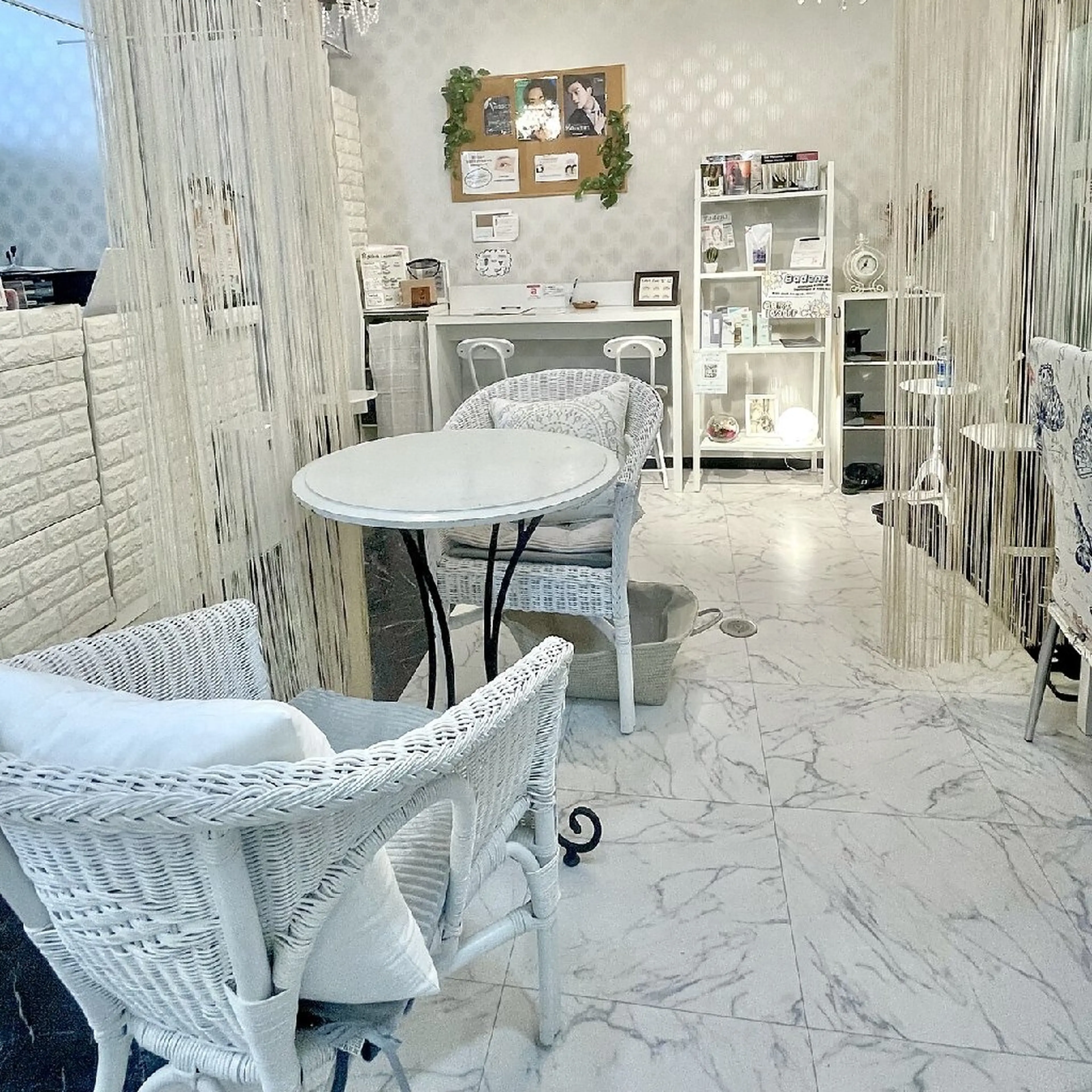 Beauty salon Eye′s なんば本店の内観・外観1