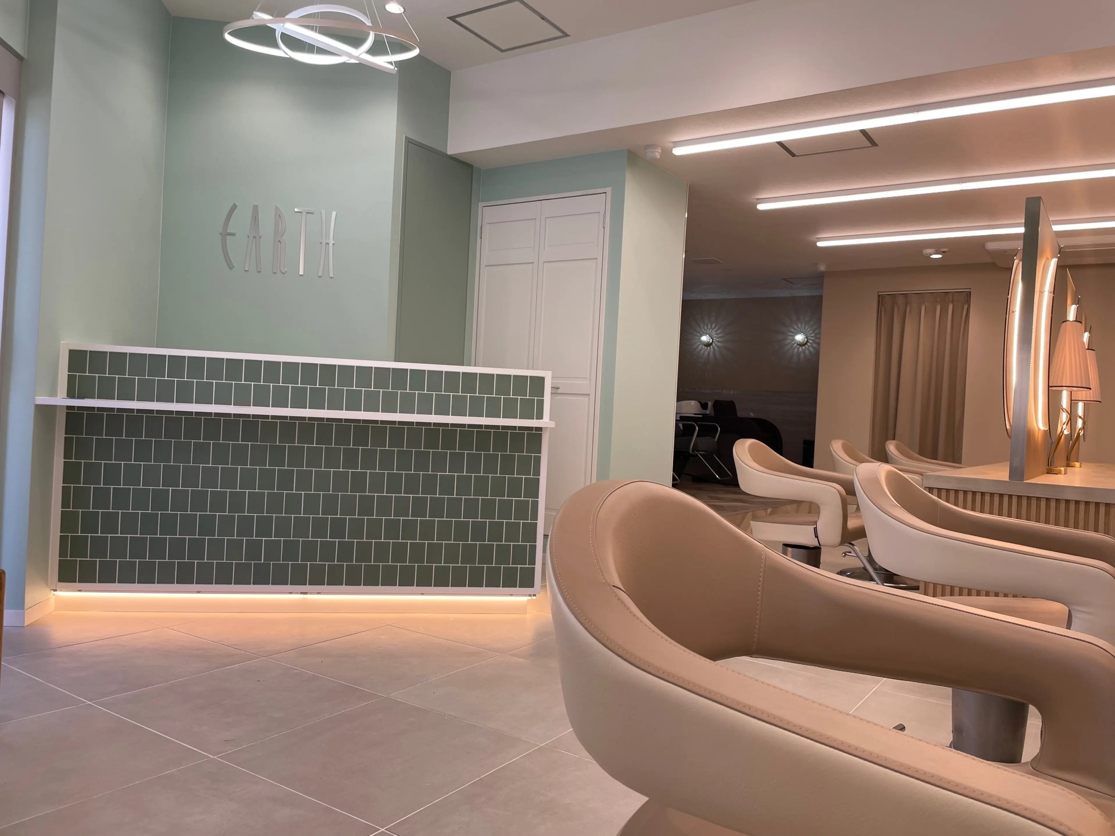 HAIR&MAKE EARTH上本町店の内観・外観1