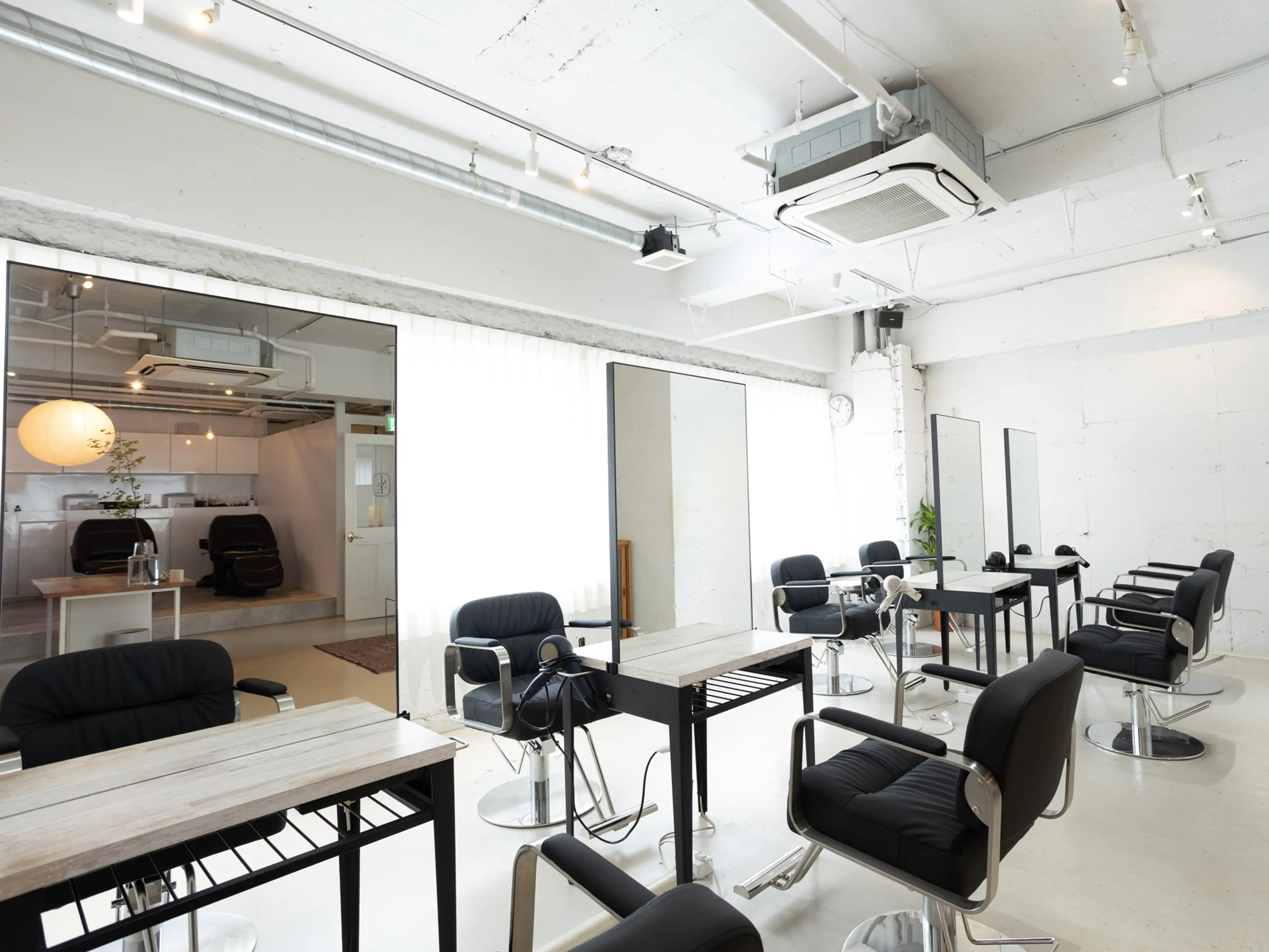 LINEの内観・外観2