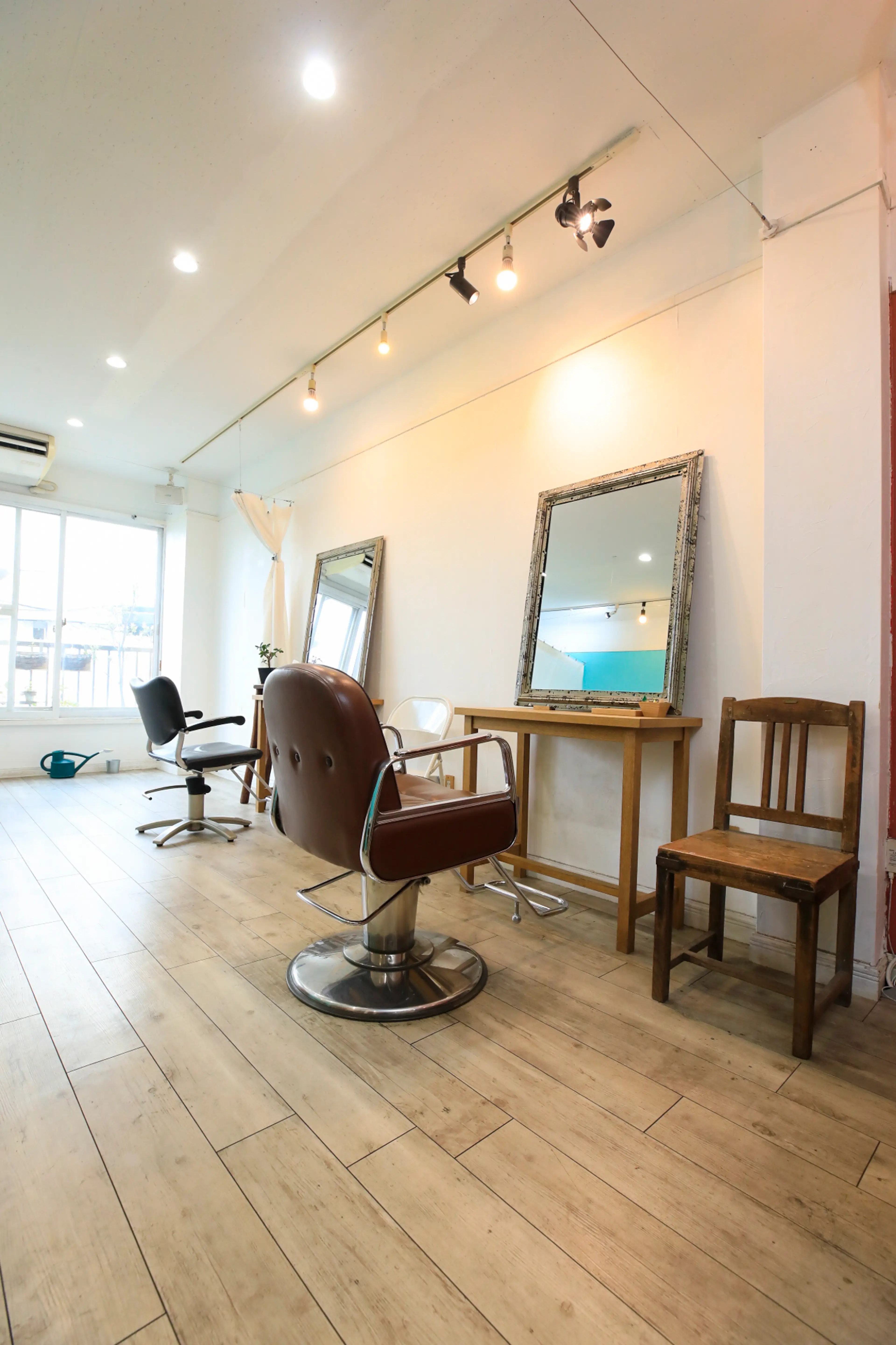 ヘアメイクオングの内観・外観1