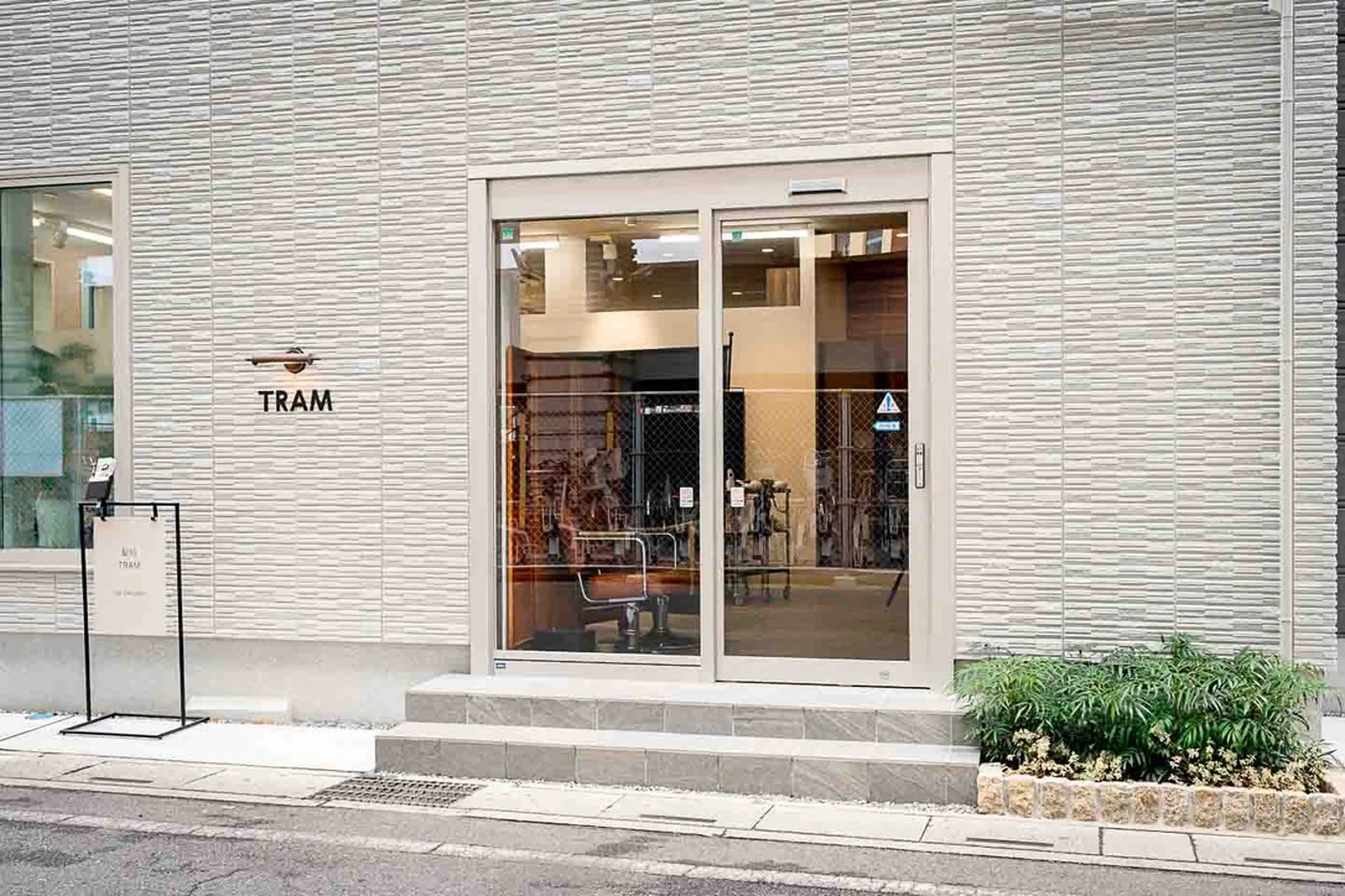 TRAMの内観・外観2