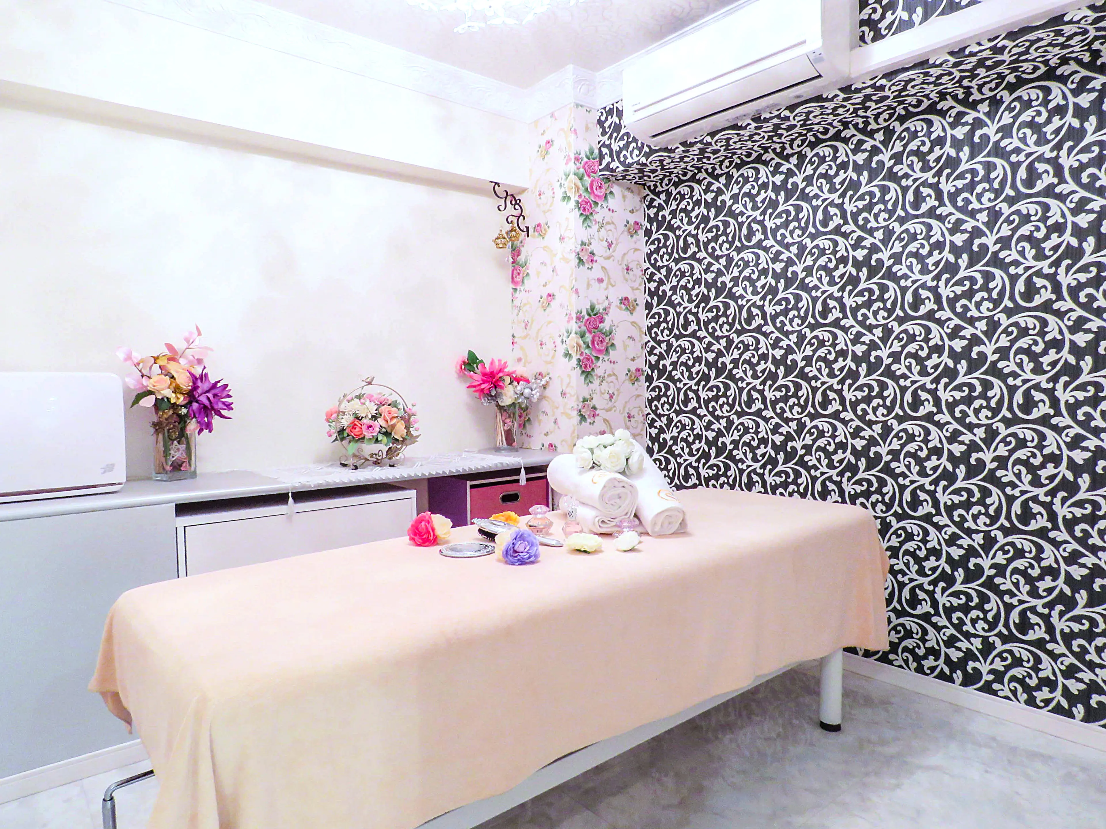 小顔・痩身専門サロンSalon V.I.P.新宿南口店【ハイパーナイフ&ハイフ取扱店】の内観・外観3