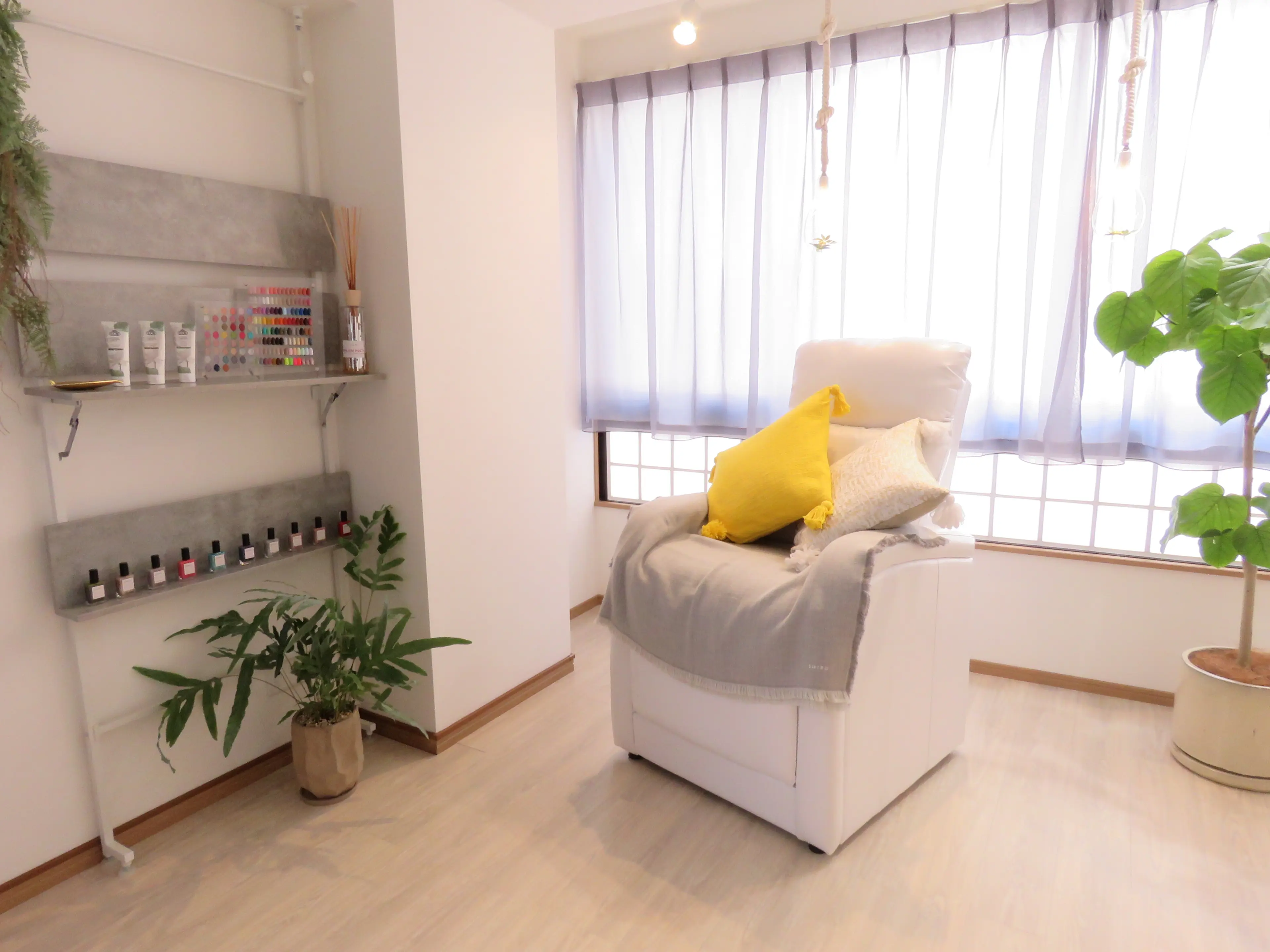 THREEの内観・外観1