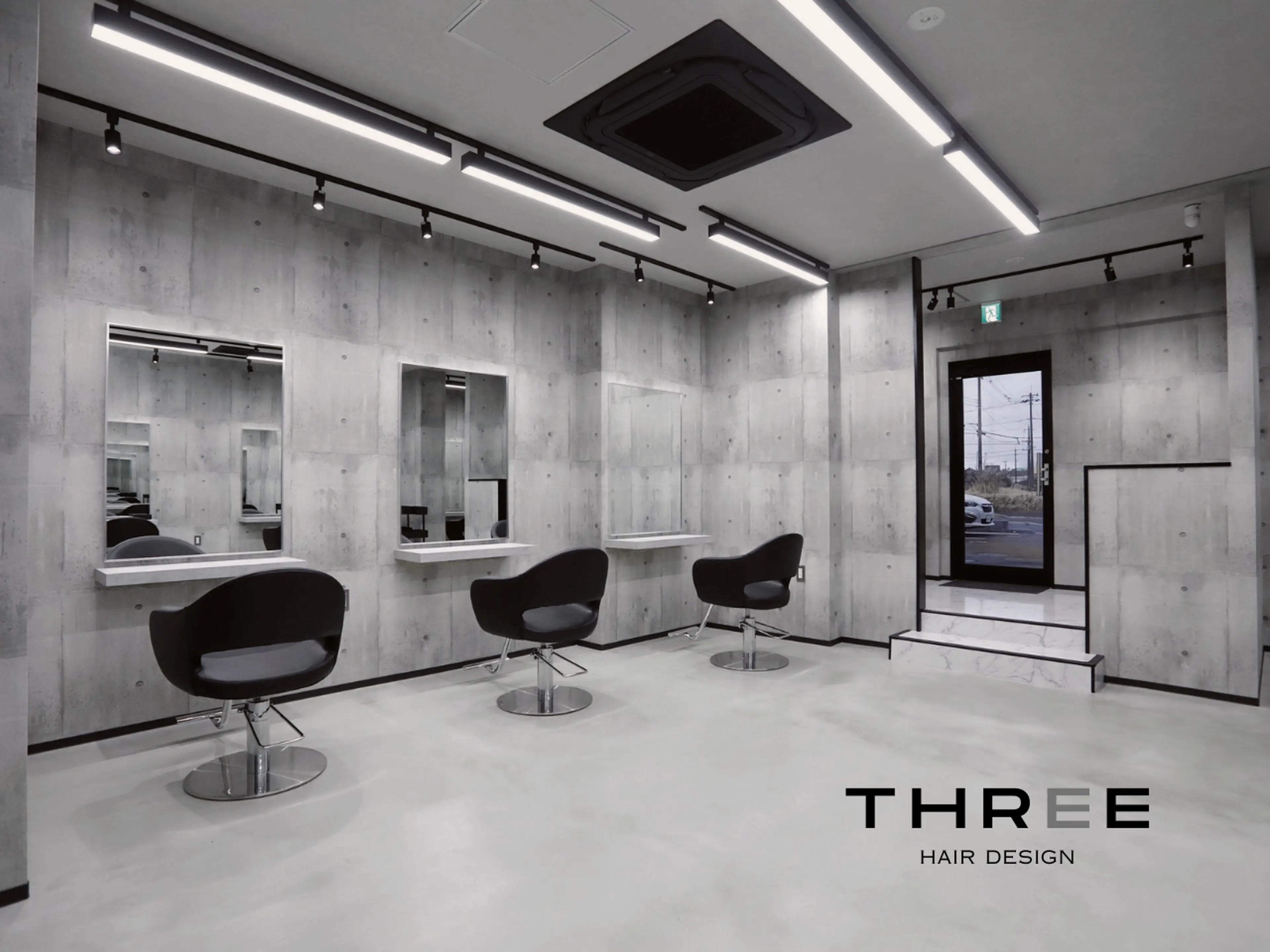 THREEの内観・外観1