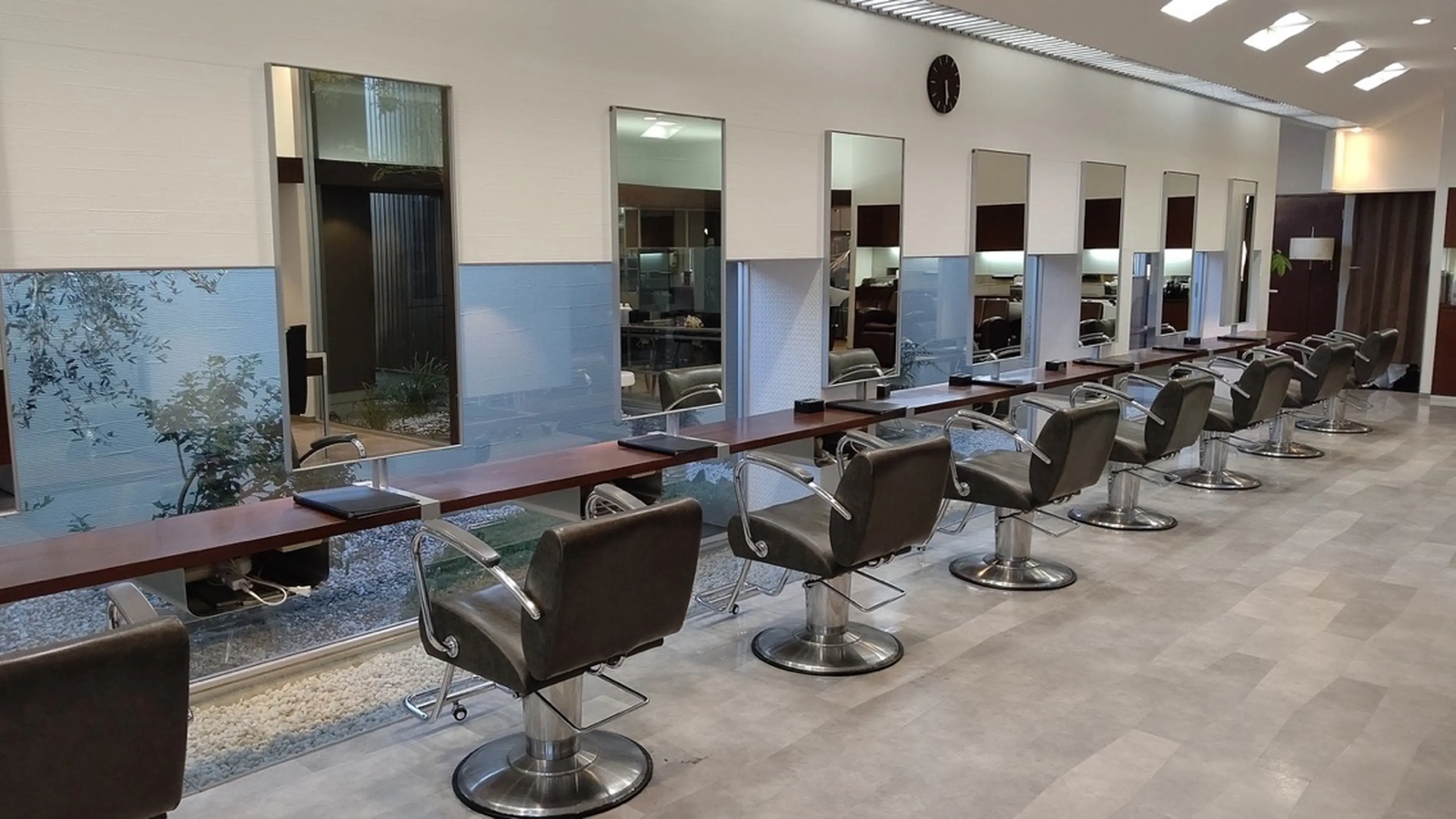 ヘアメイクジール犬山店の内観・外観2