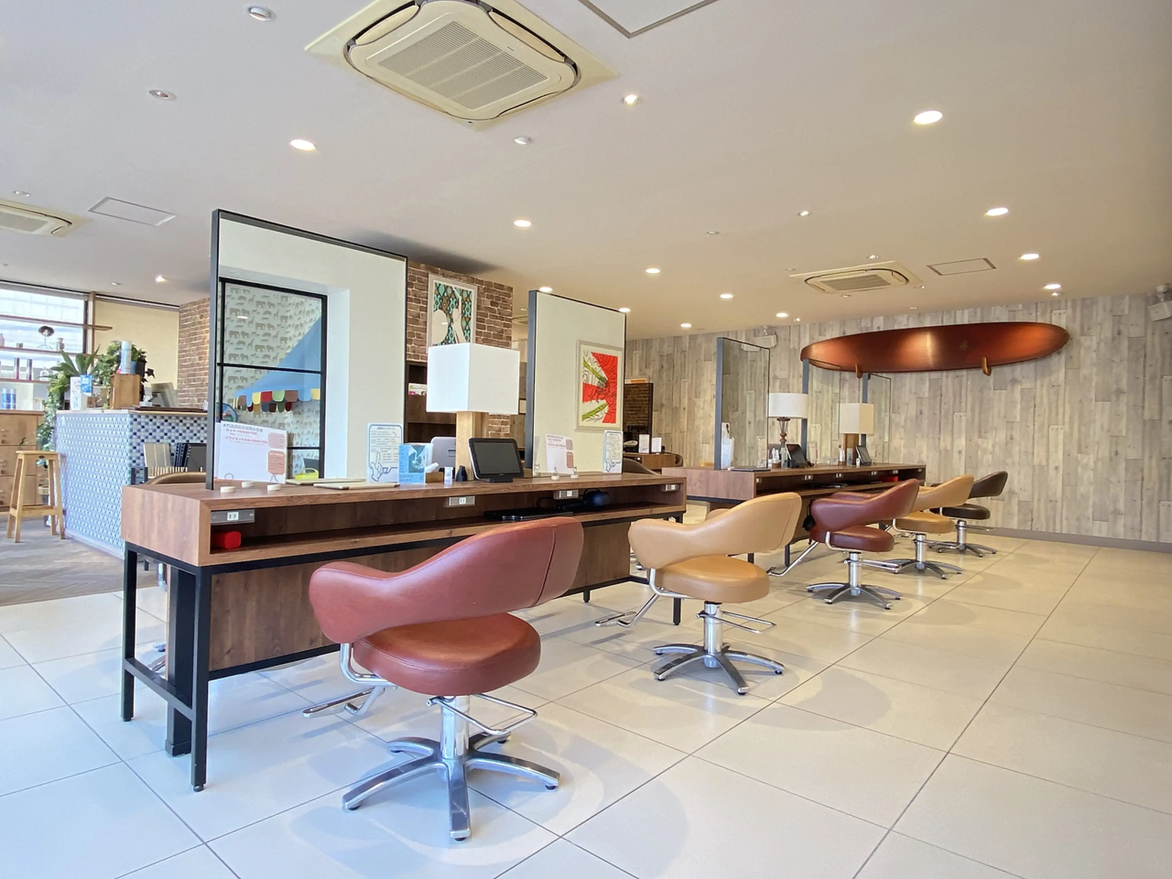 HAIR&MAKE EARTH 新所沢店の内観・外観1