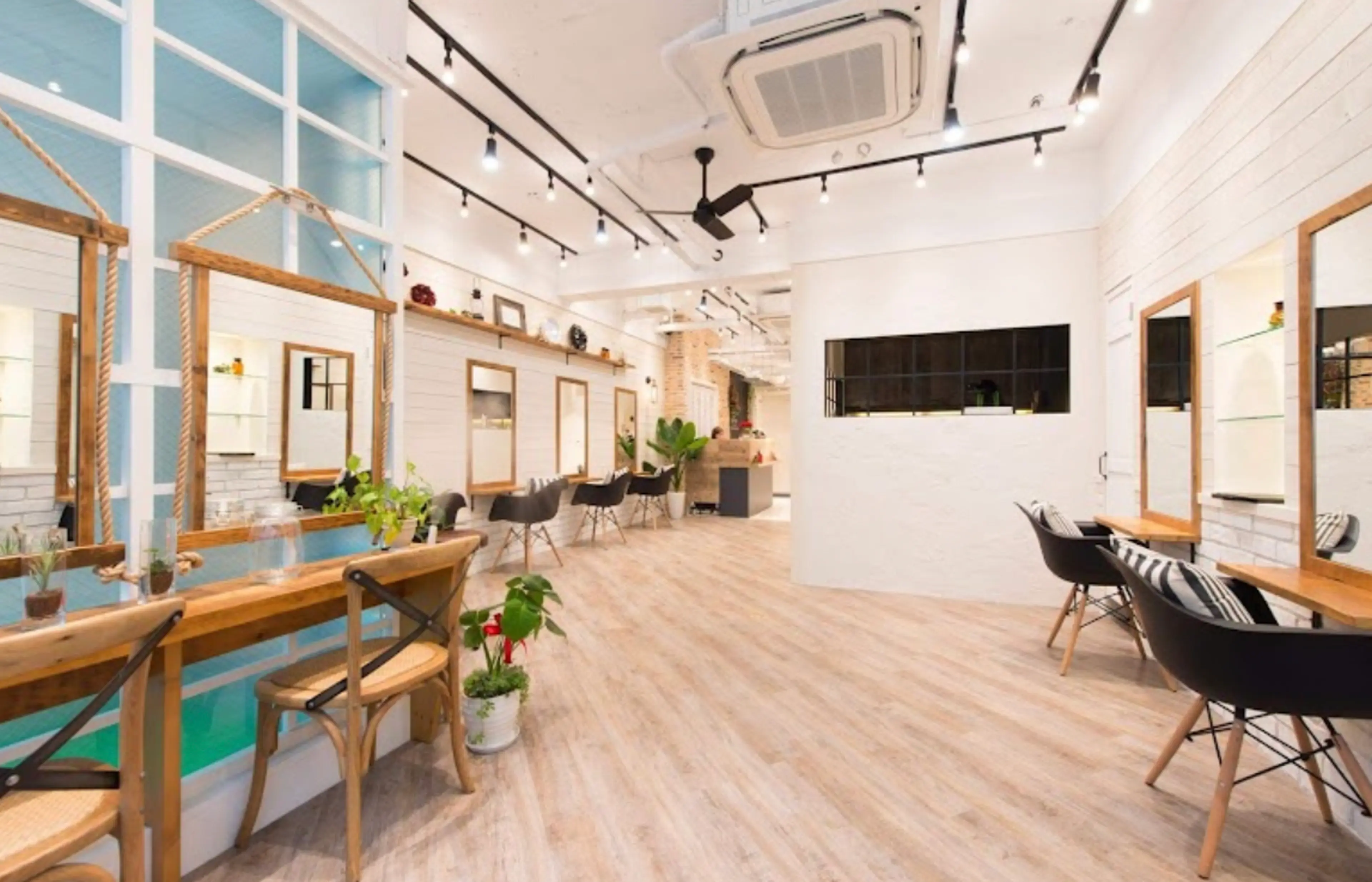 ＢＯＴＴＯＭＳの内観・外観2