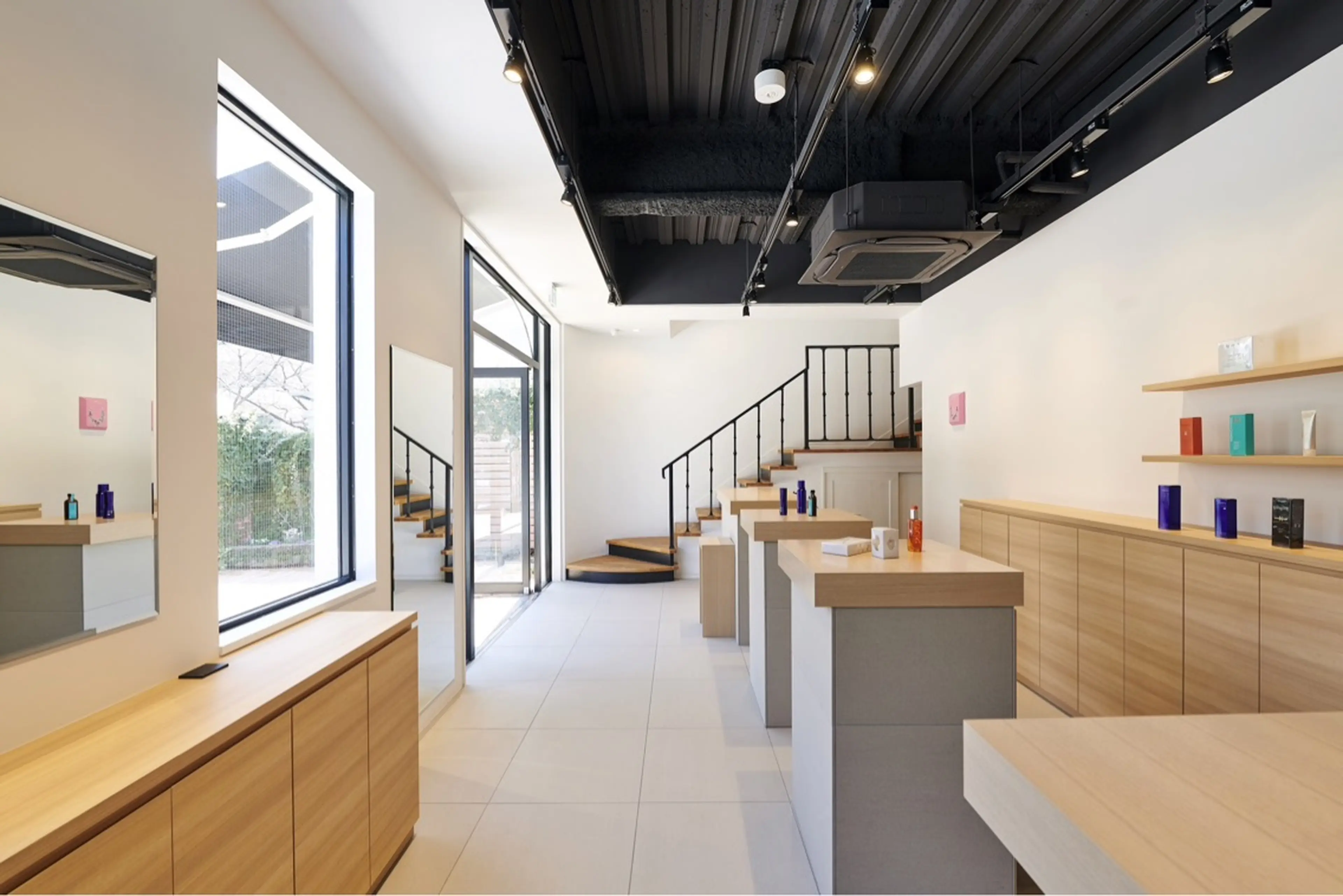 White House芦屋さくら並木店の内観・外観1