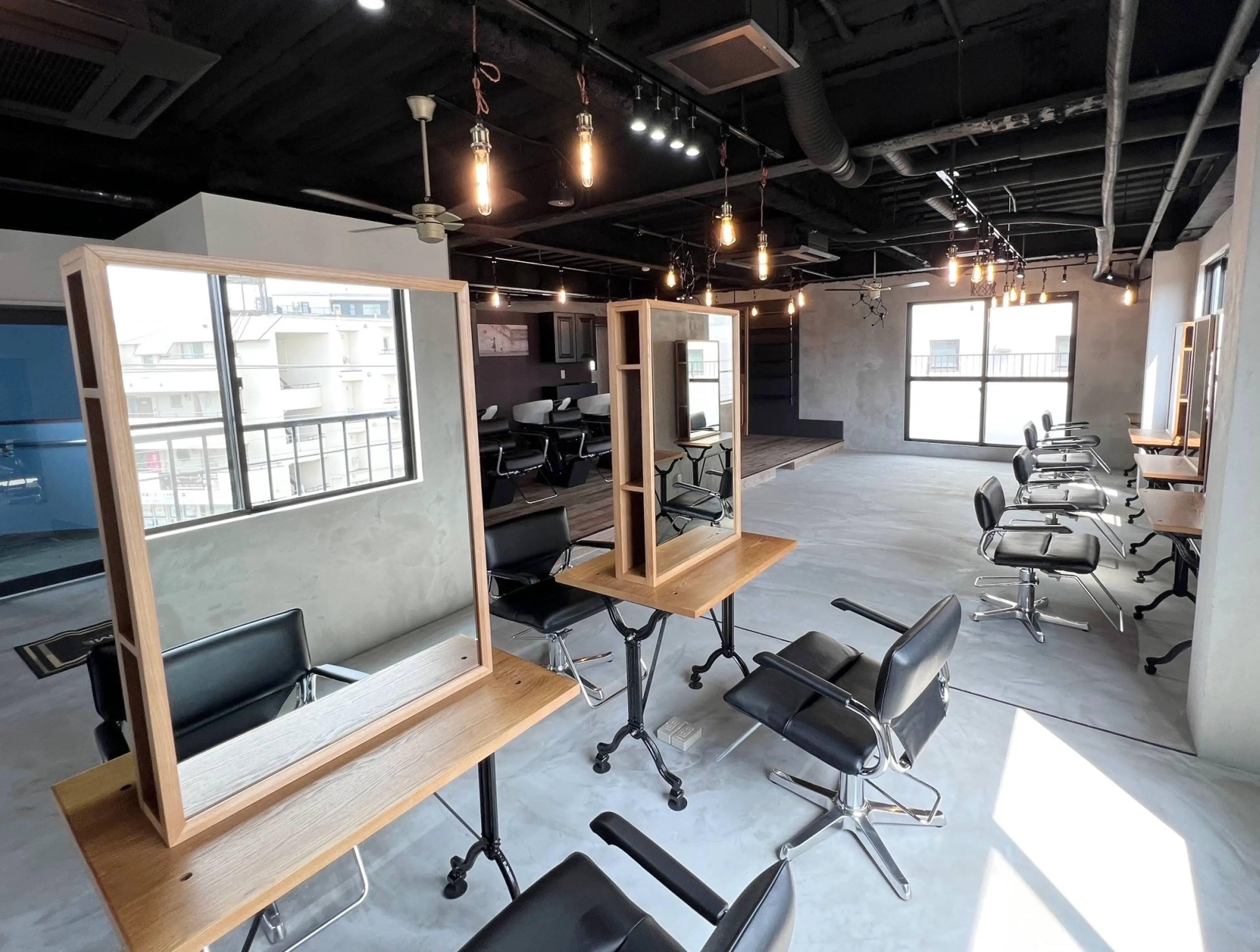 メンズサロンカット&パーマOVER町田店の内観・外観1