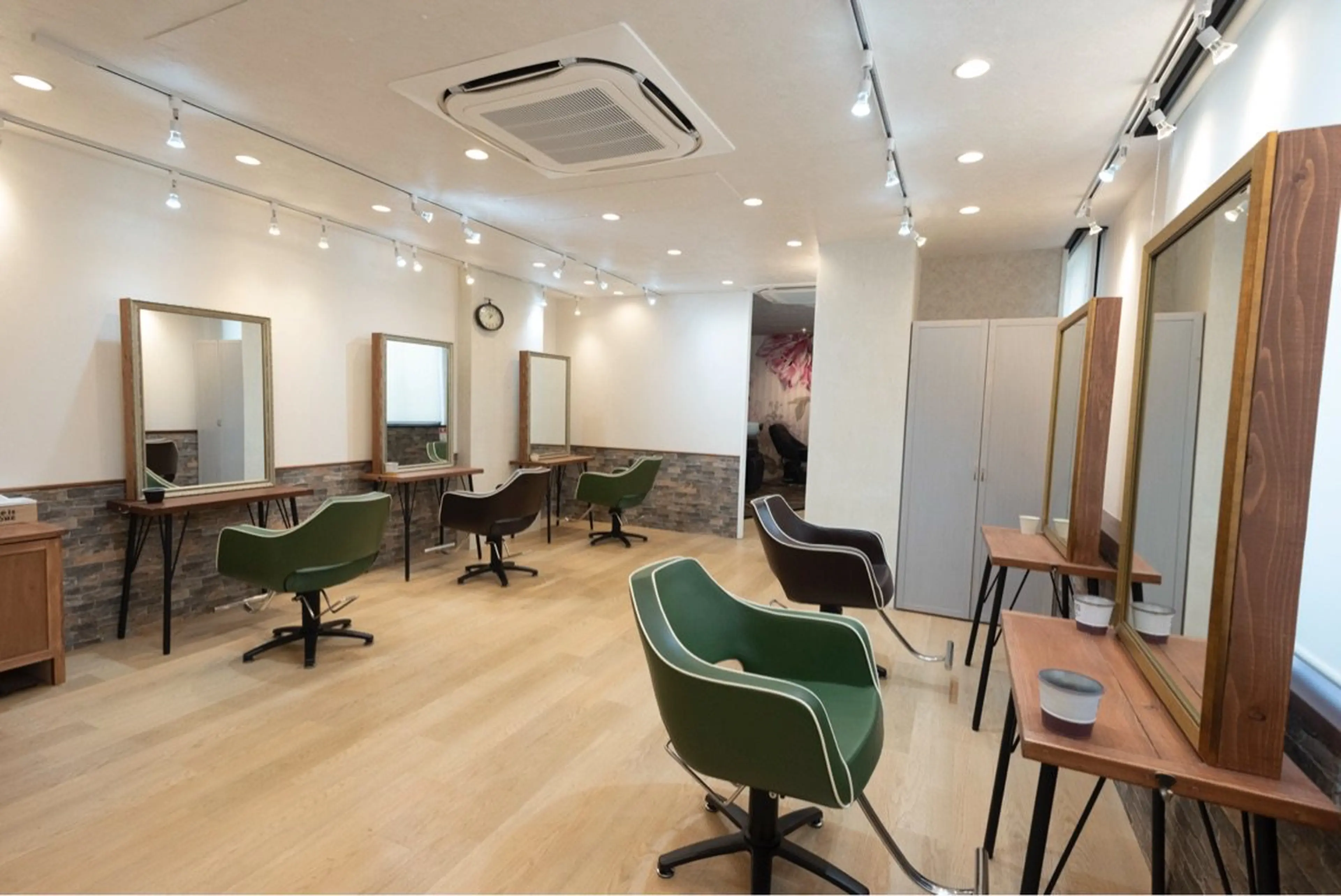 Agu hair gina大宮の内観・外観1