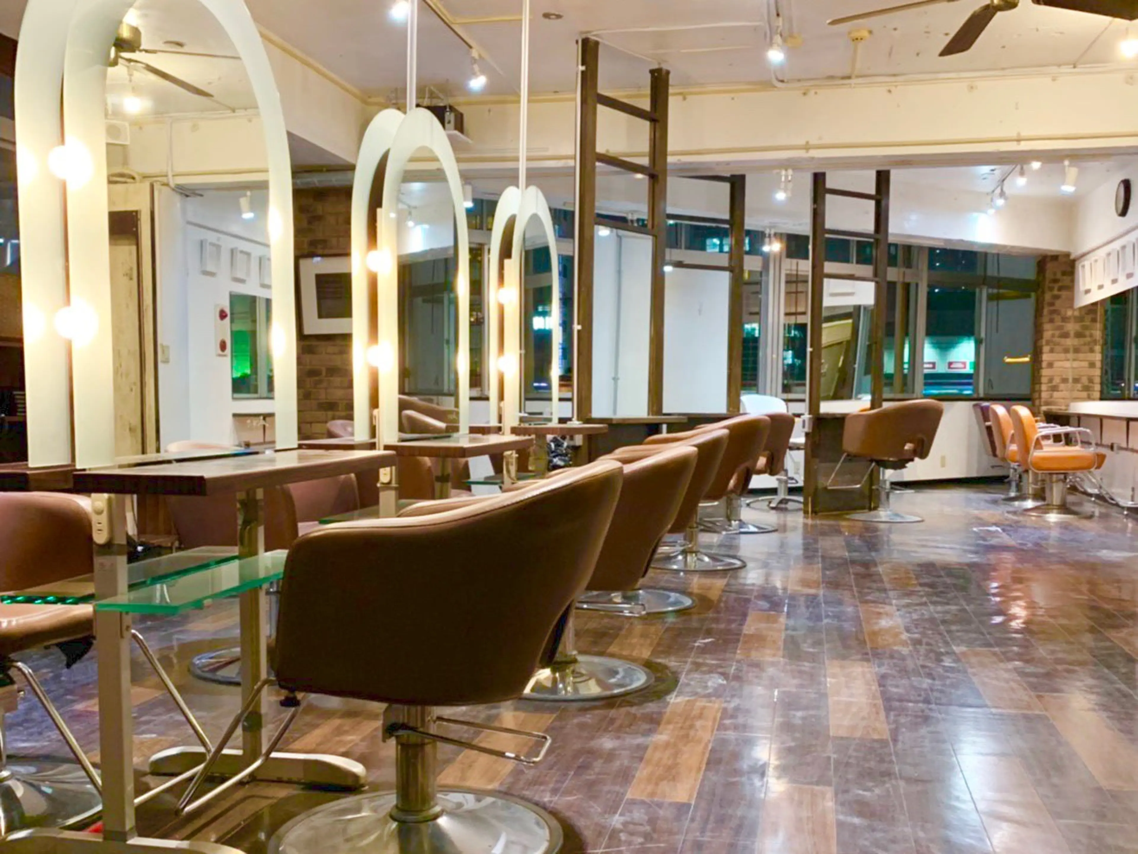 Emerge 川崎駅店【エマージュ】の内観・外観1