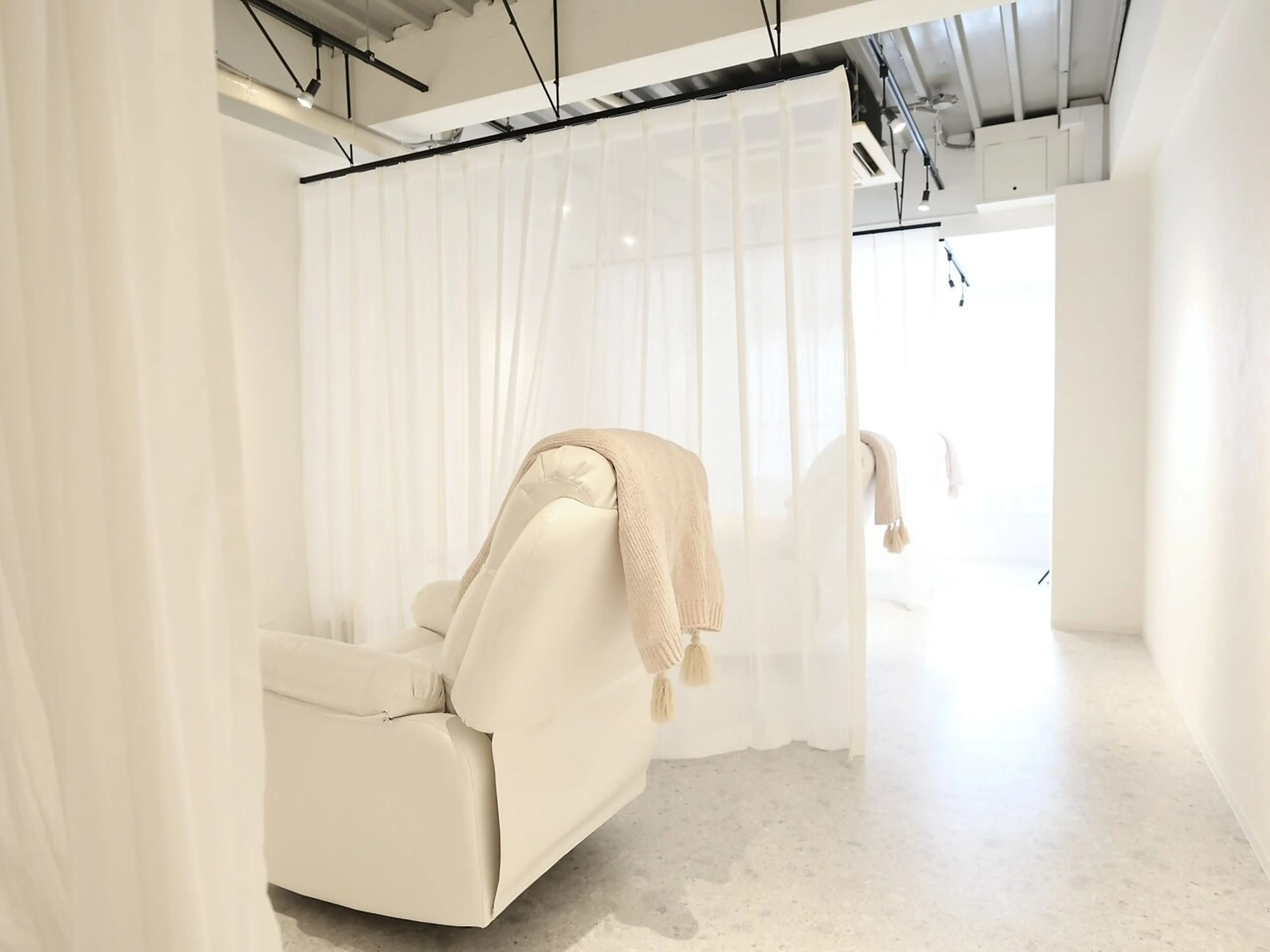 and she. 神戸三宮店【アンドシー】の内観・外観2