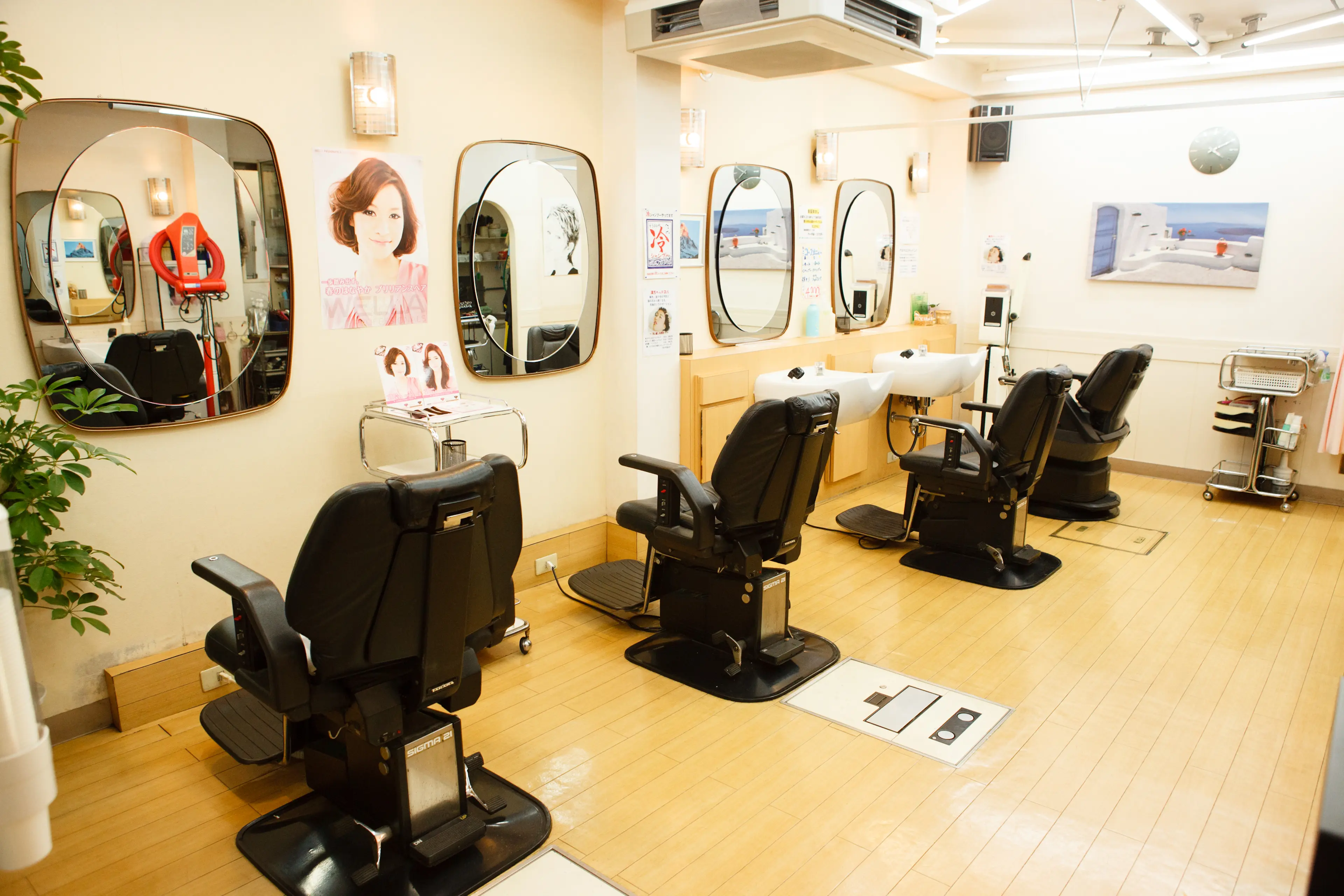 ヘアメイク　ロアの内観・外観1